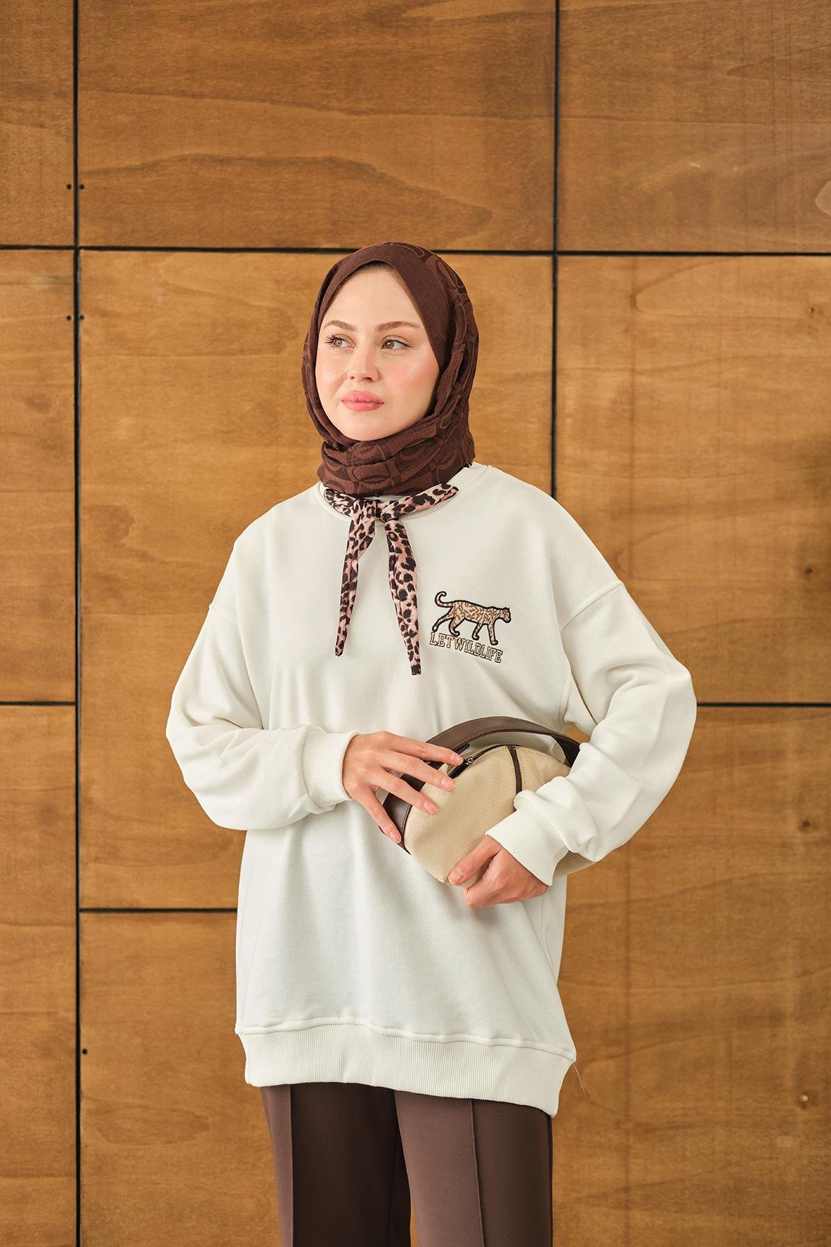 Leopar Fular Detay Sweat Beyaz
