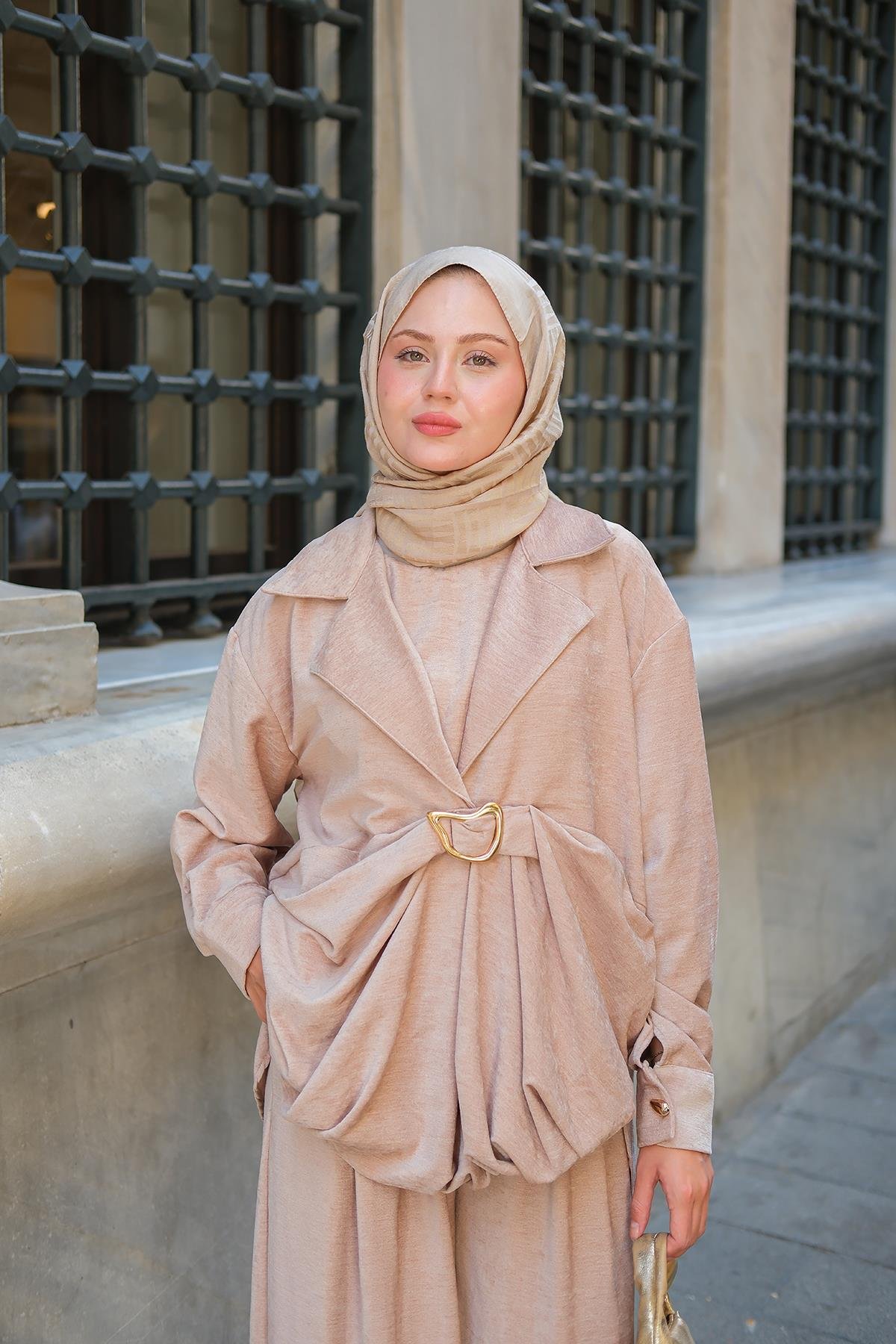 Musleya Önü Pile Detay Süet Takım Bej