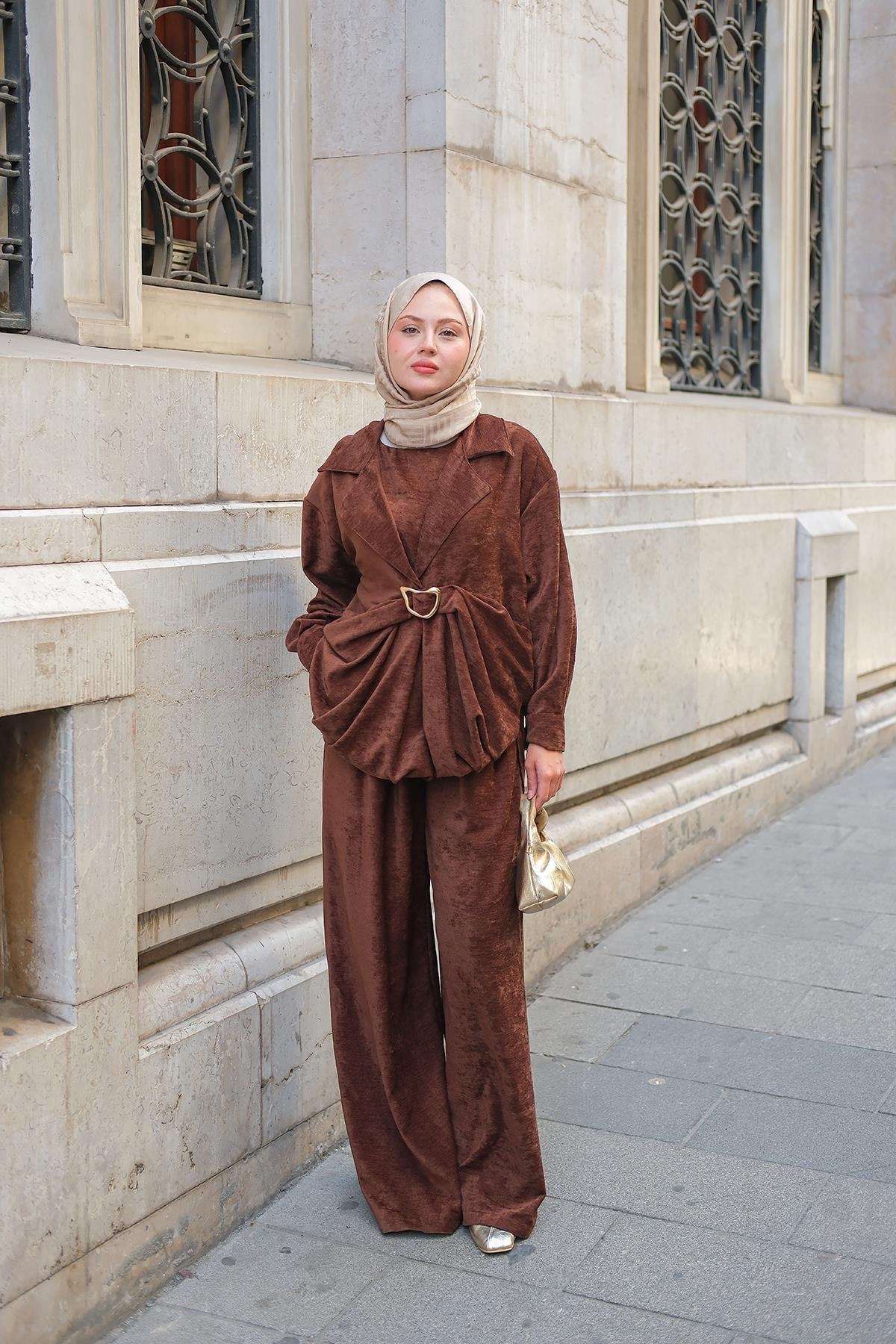 Musleya Önü Pile Detay Süet Takım Kahverengi