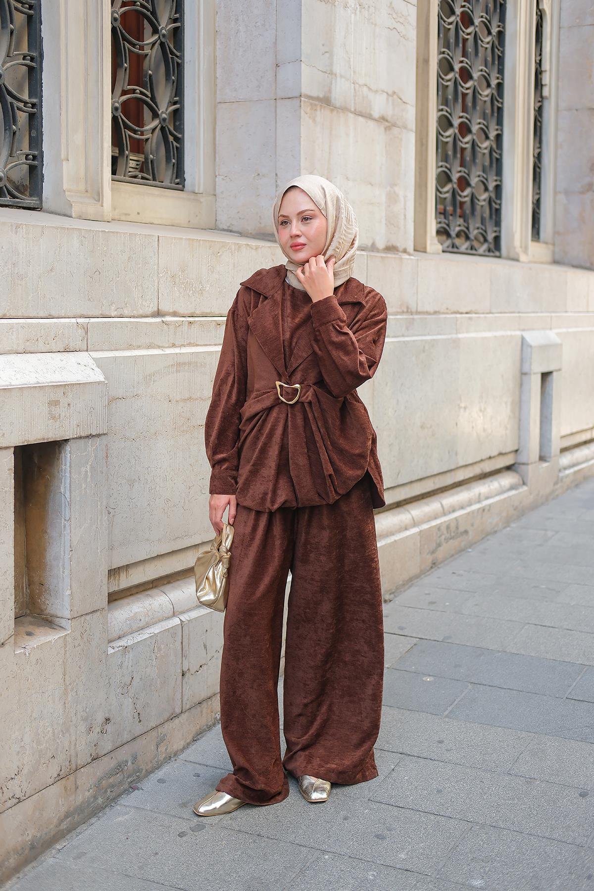 Musleya Önü Pile Detay Süet Takım Kahverengi