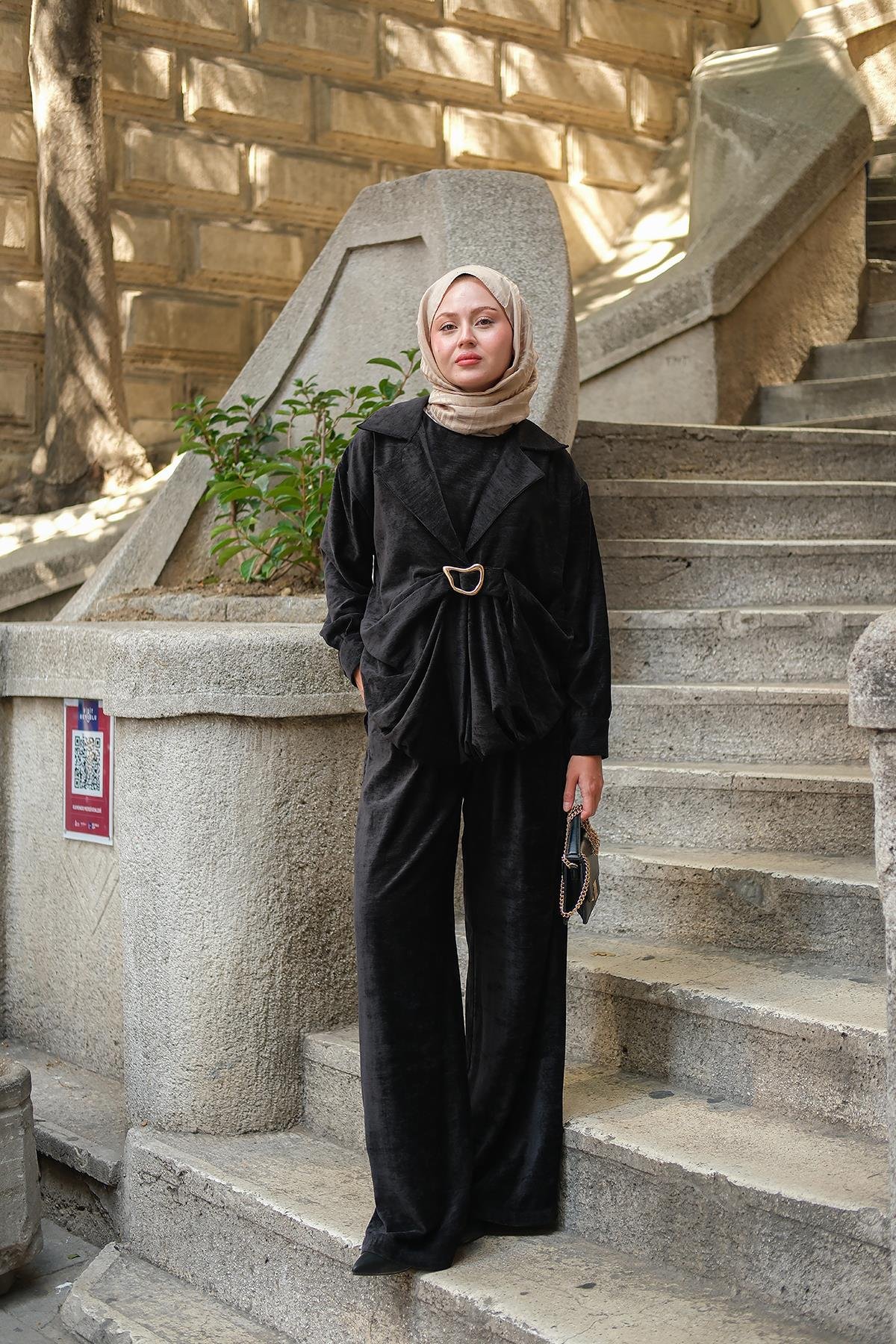 Musleya Önü Pile Detay Süet Takım Siyah