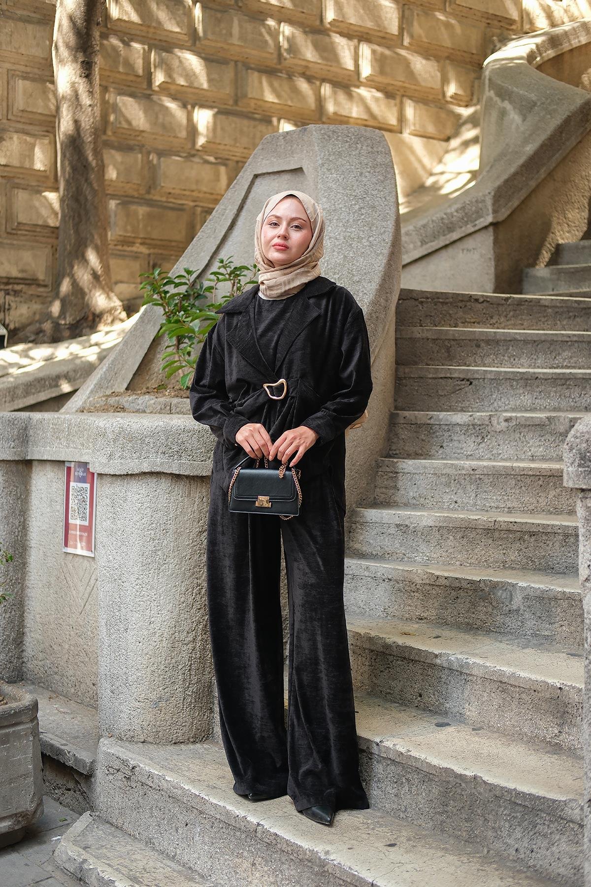 Musleya Önü Pile Detay Süet Takım Siyah