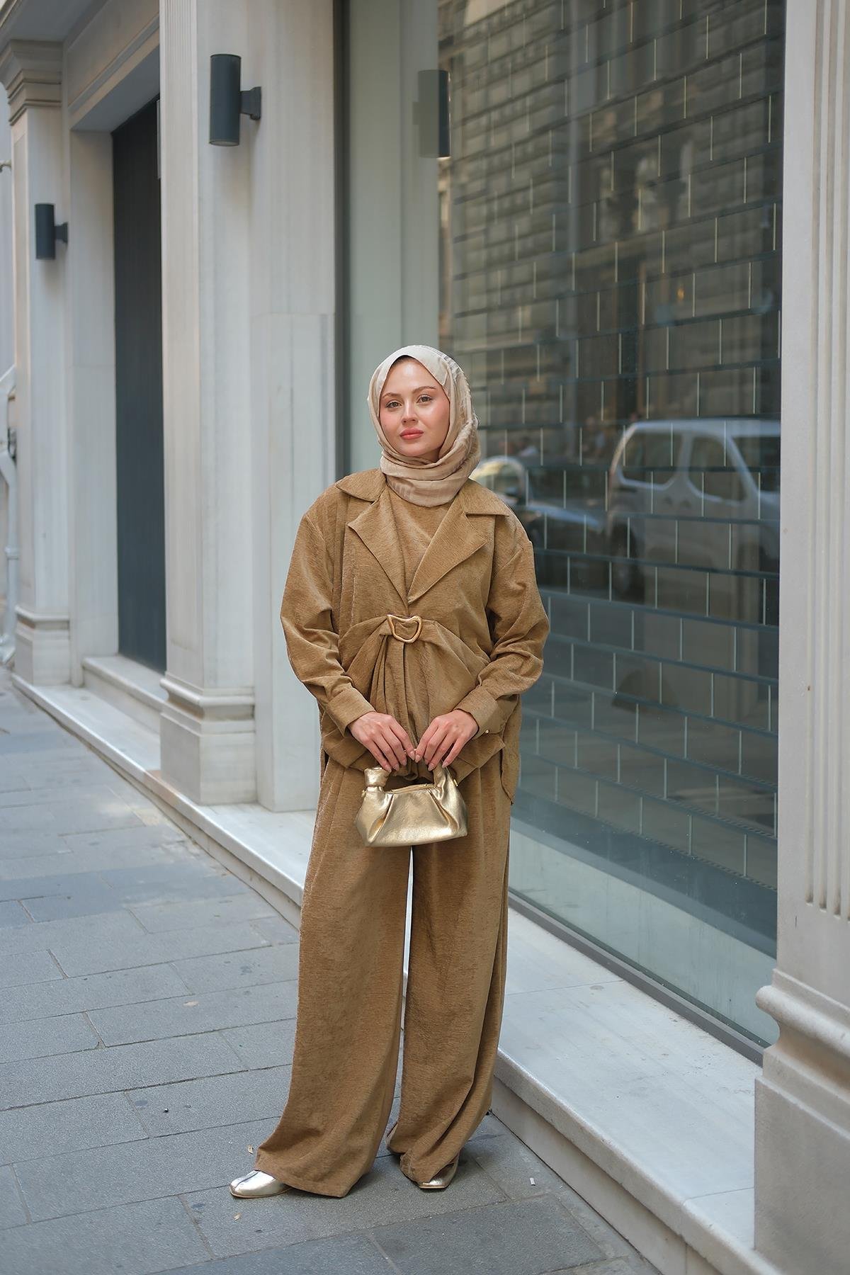 Musleya Önü Pile Detay Süet Takım Vizon