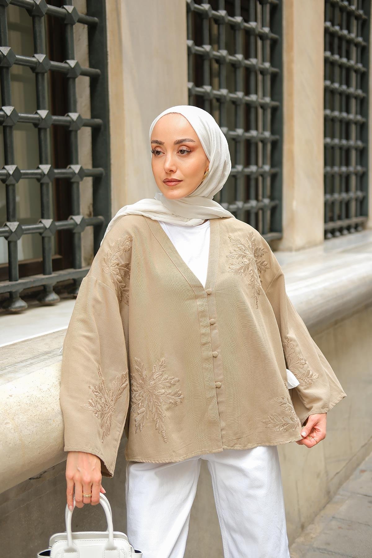 Nakış Detay V Yaka Gömlek Vizon