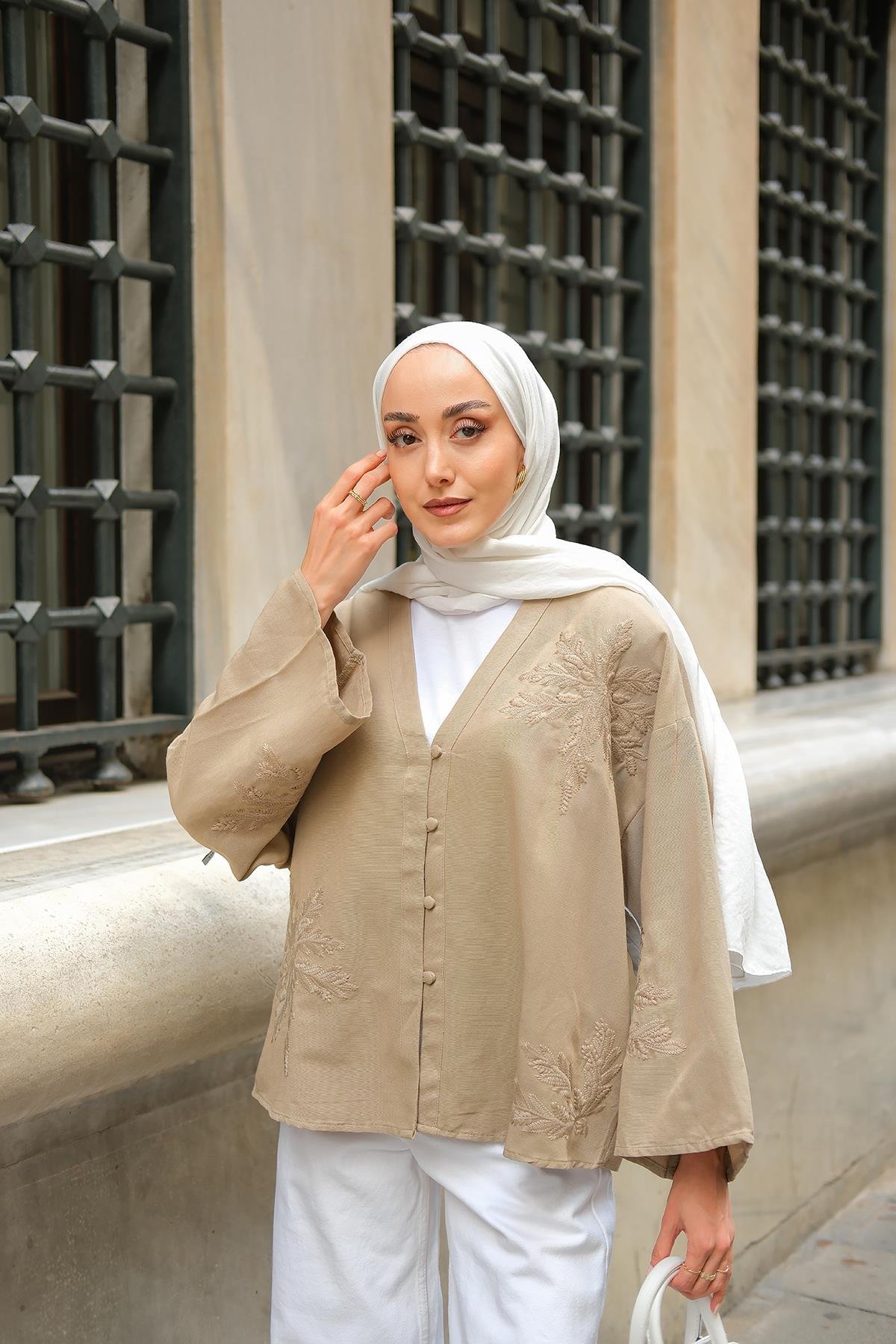 Nakış Detay V Yaka Gömlek Vizon