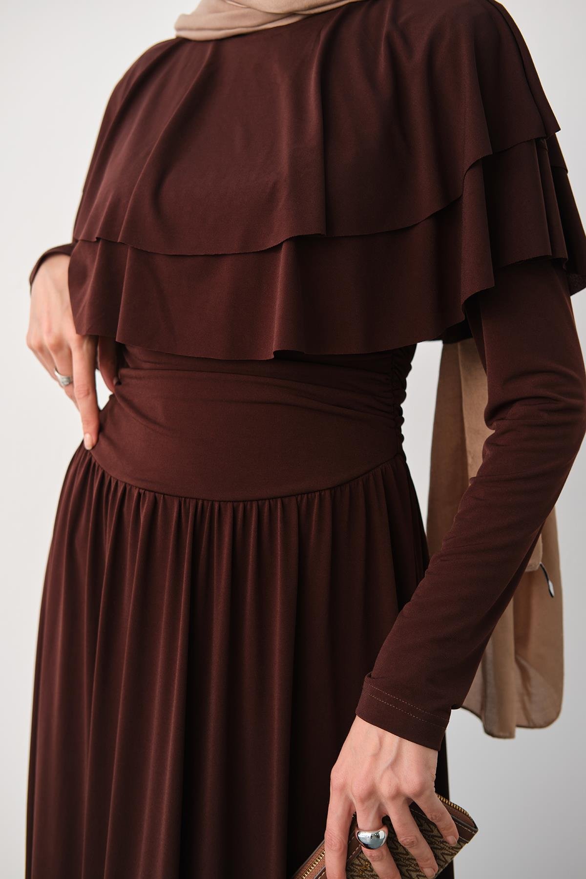 Omuz Fırfır Detay Elbise Kahverengi