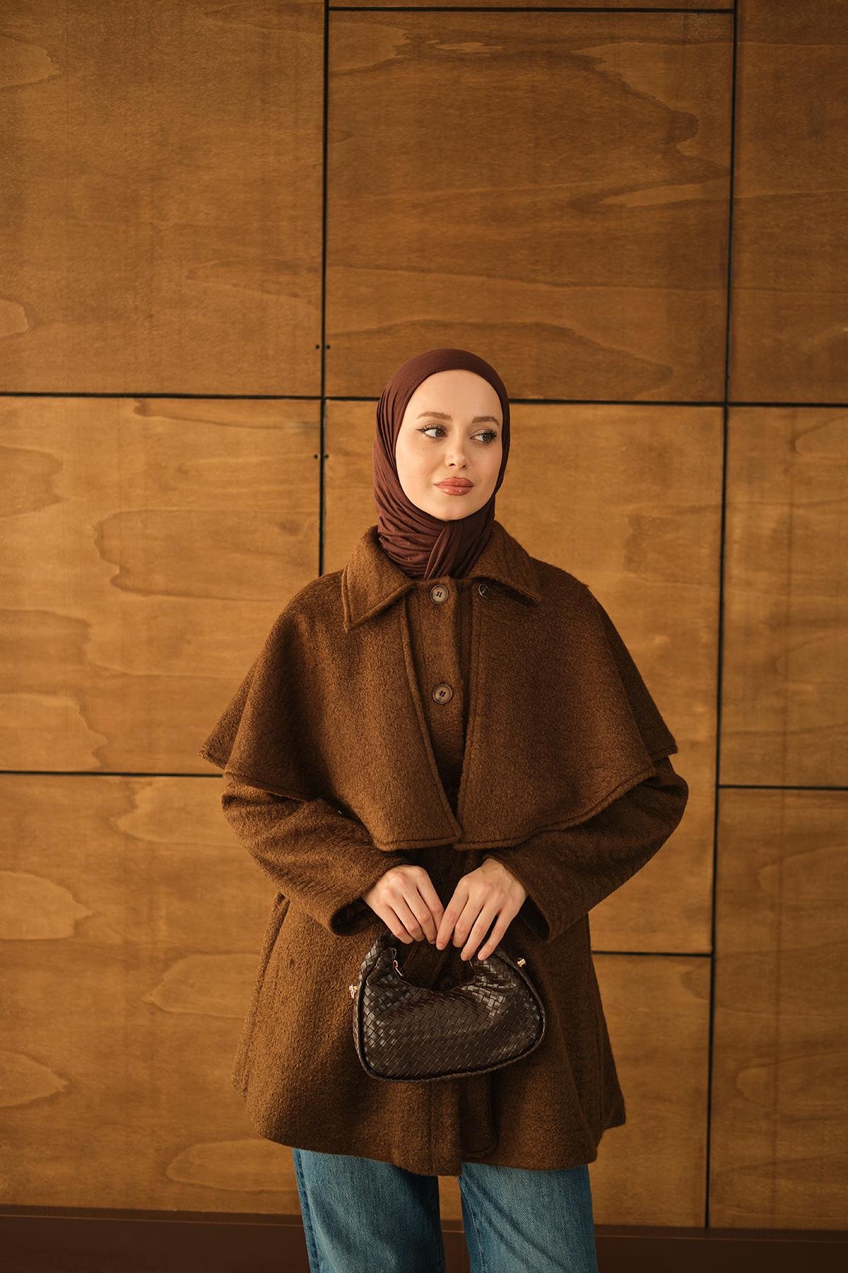 Omuz Pelerinli Peluş Kaşe Kaban Kahverengi