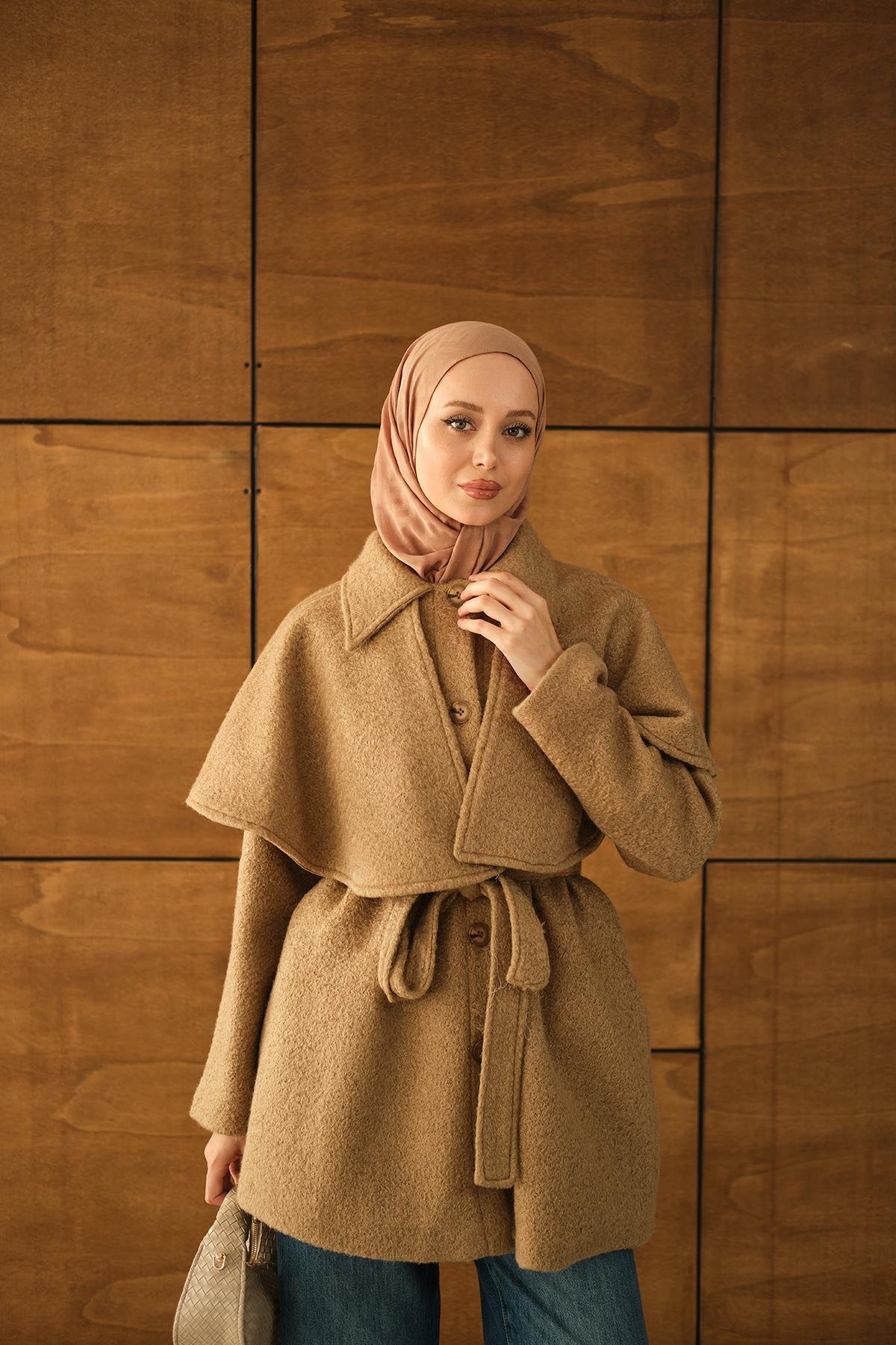 Omuz Pelerinli Peluş Kaşe Kaban Vizon