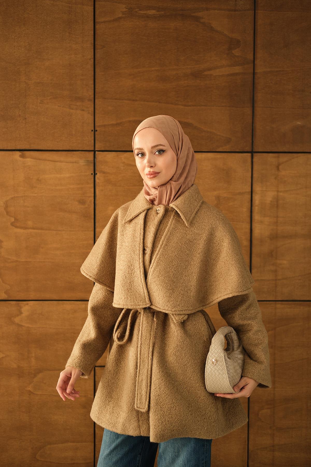 Omuz Pelerinli Peluş Kaşe Kaban Vizon