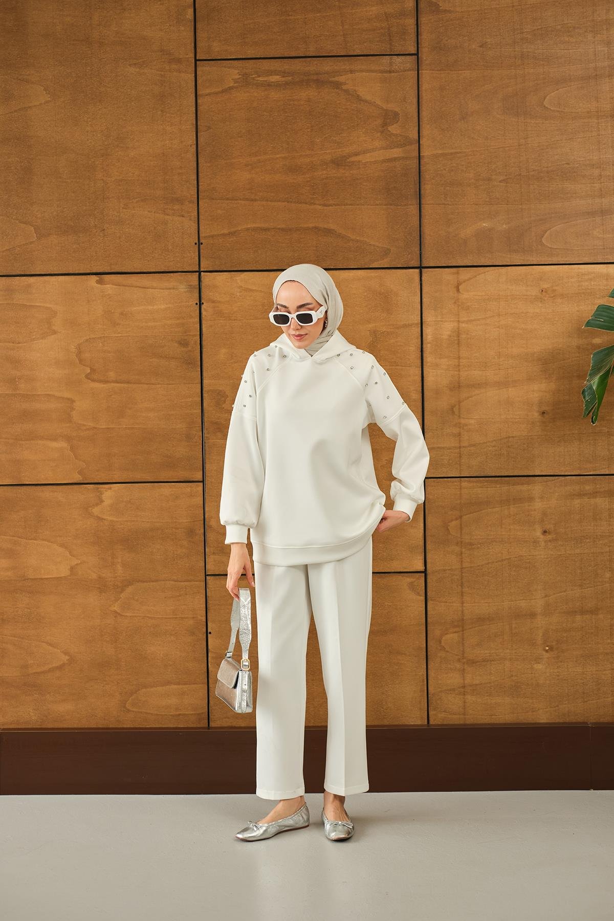Omuz Taş Detay Kapüşonlu Takım Beyaz