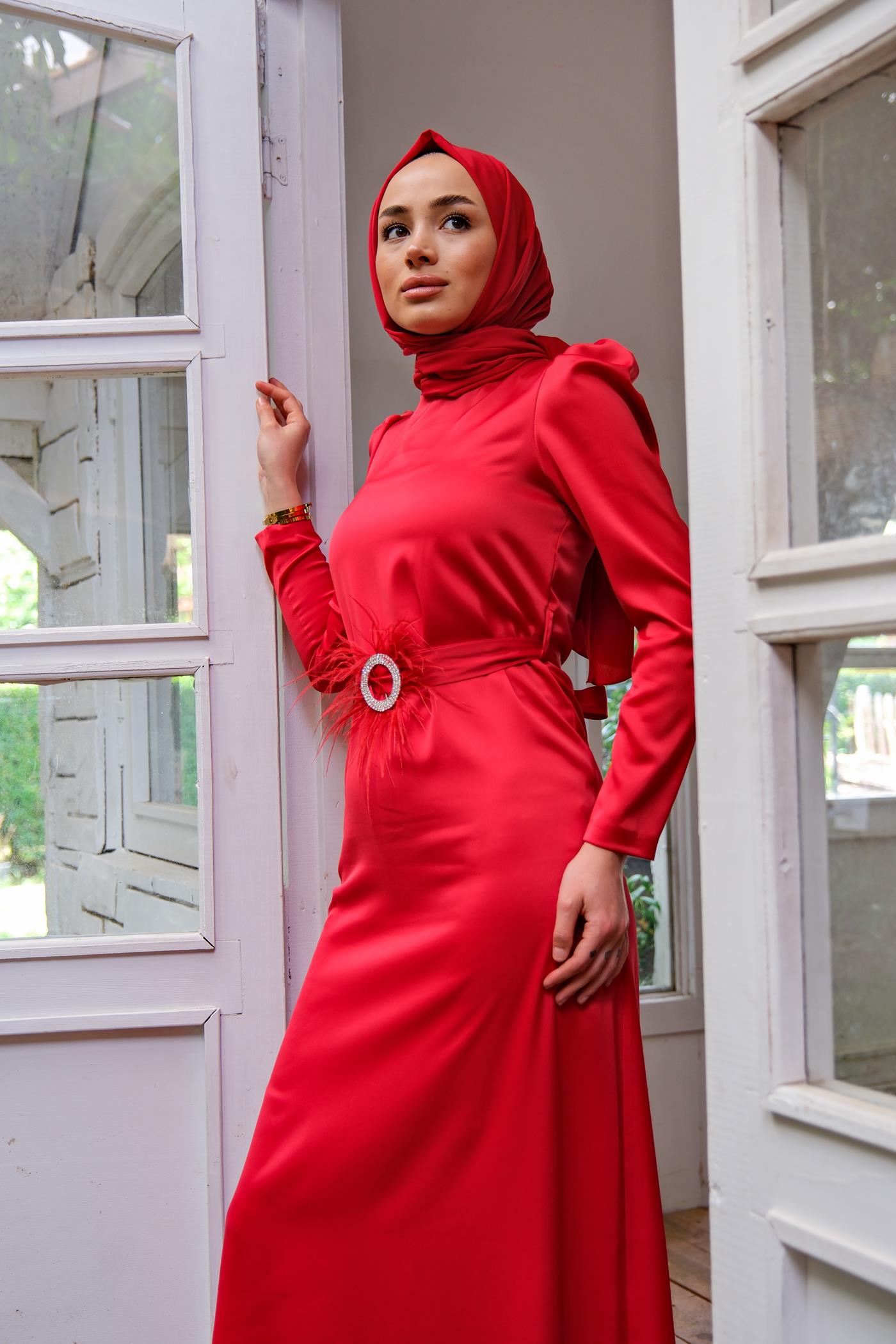 OMUZ VATKALI BEL KEMERLI ELBISE KIRMIZI