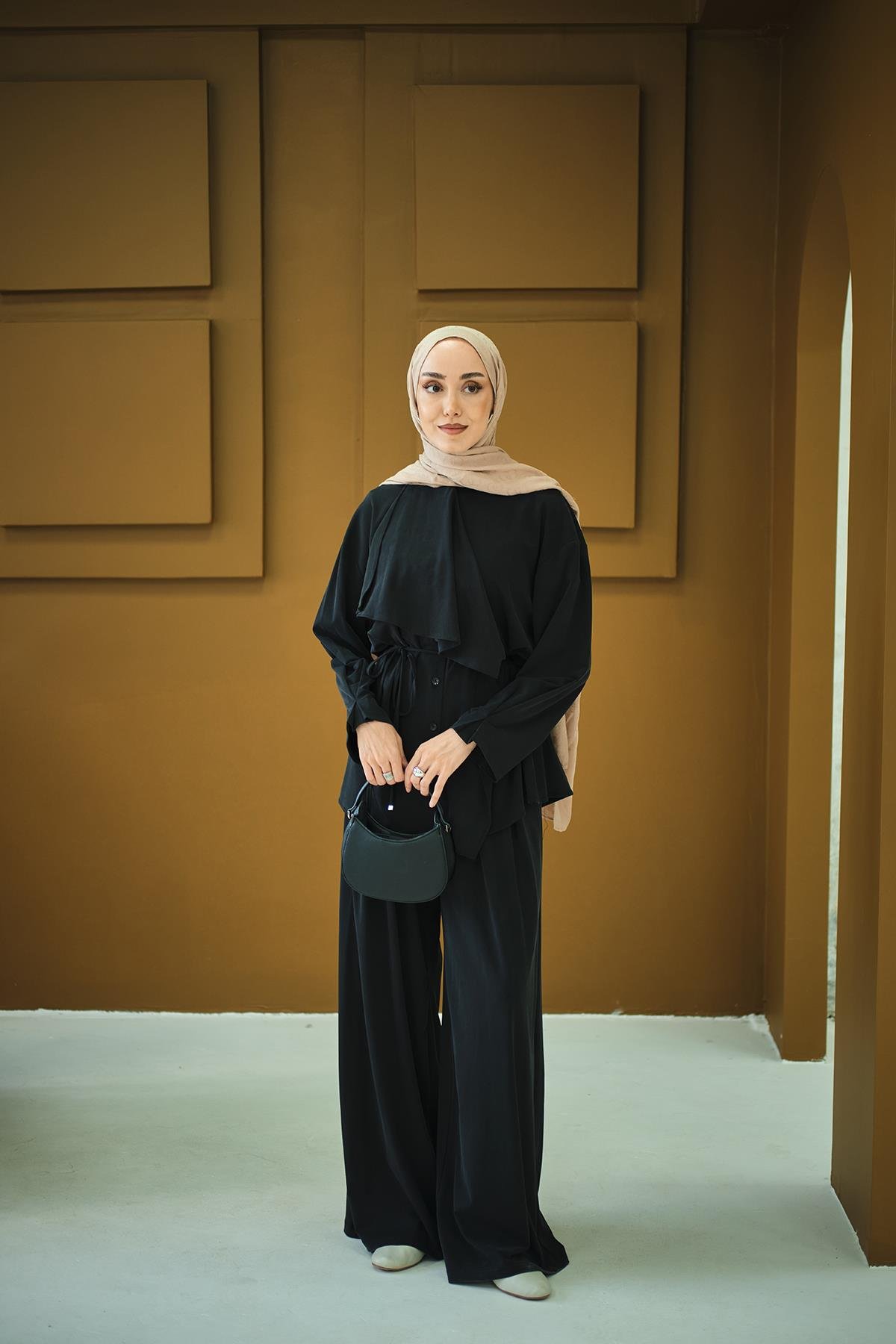 Omuzdan Volanlı Takım Siyah