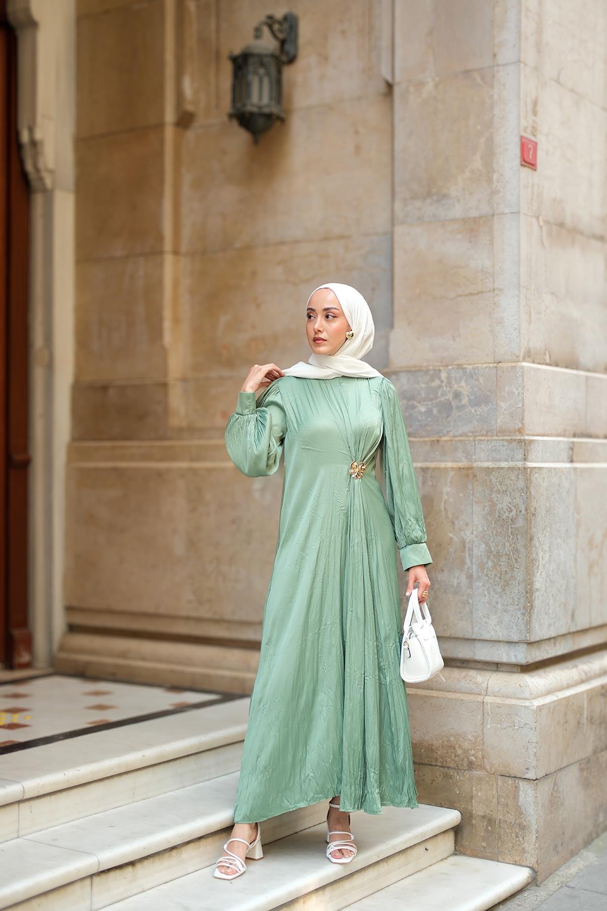 Ön Broş Detaylı Kırışık Elbise Yeşil