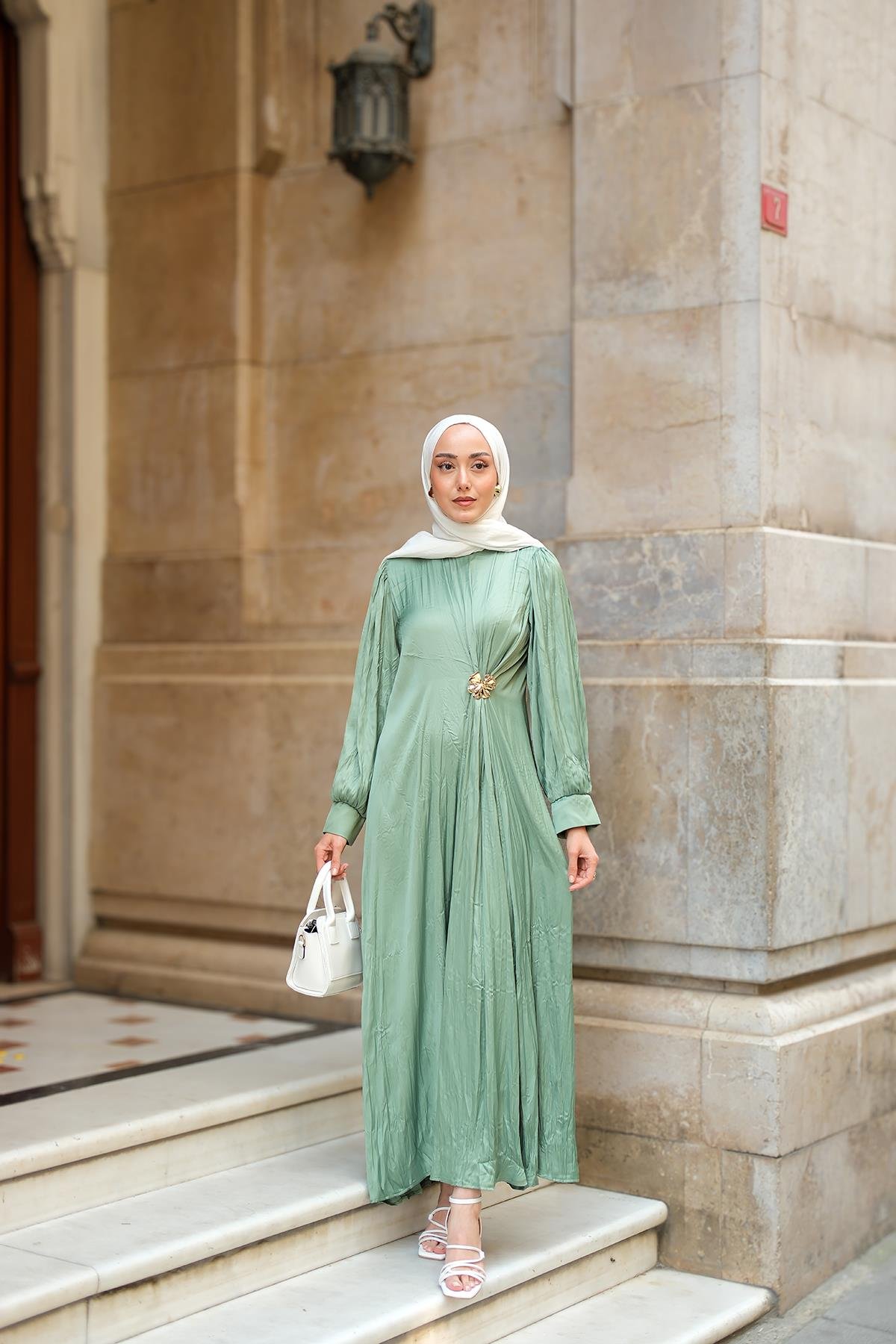 Ön Broş Detaylı Kırışık Elbise Yeşil