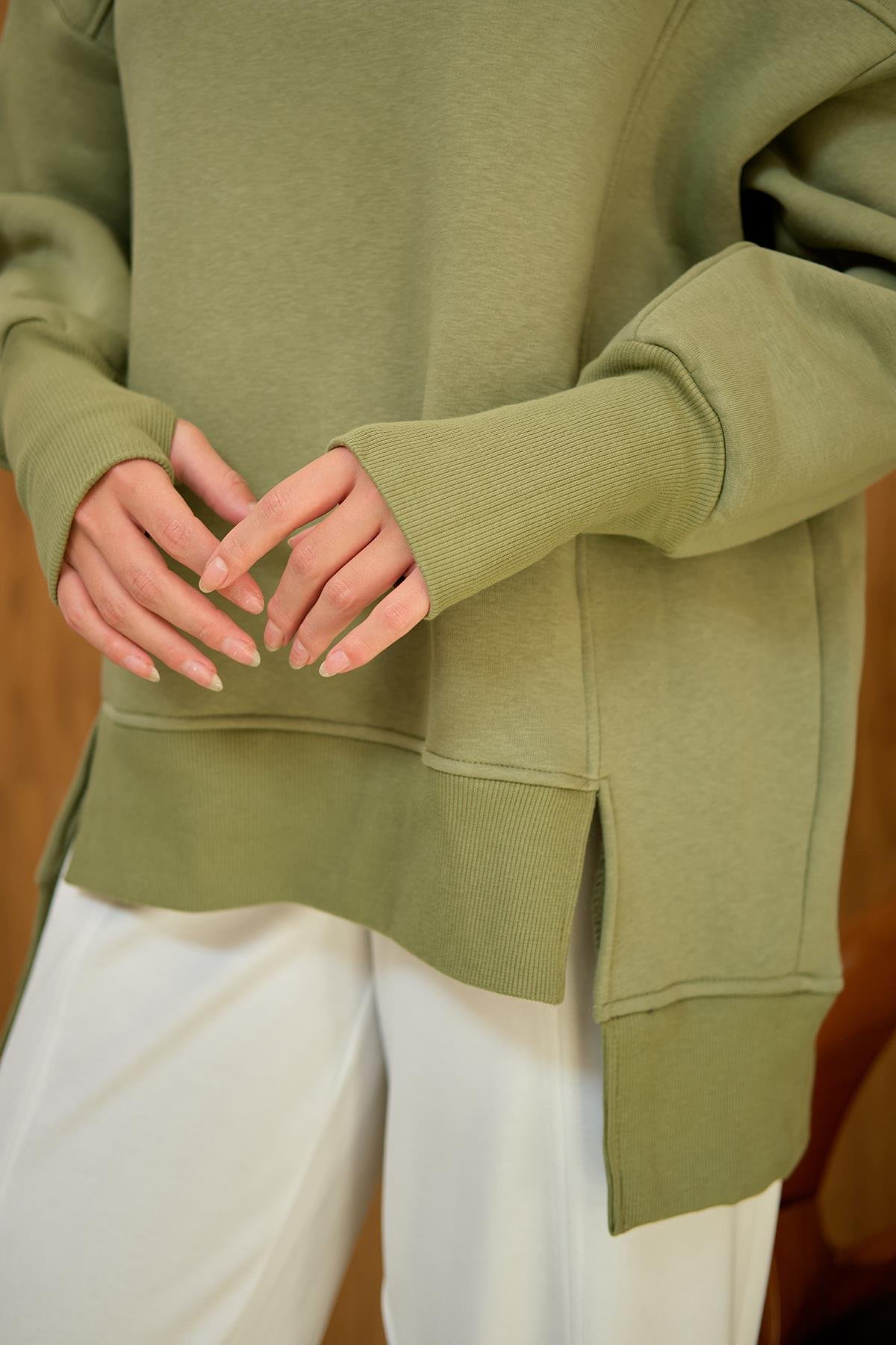 Ön Yırtmaç Ve Parmak Detaylı Sweat Yeşil