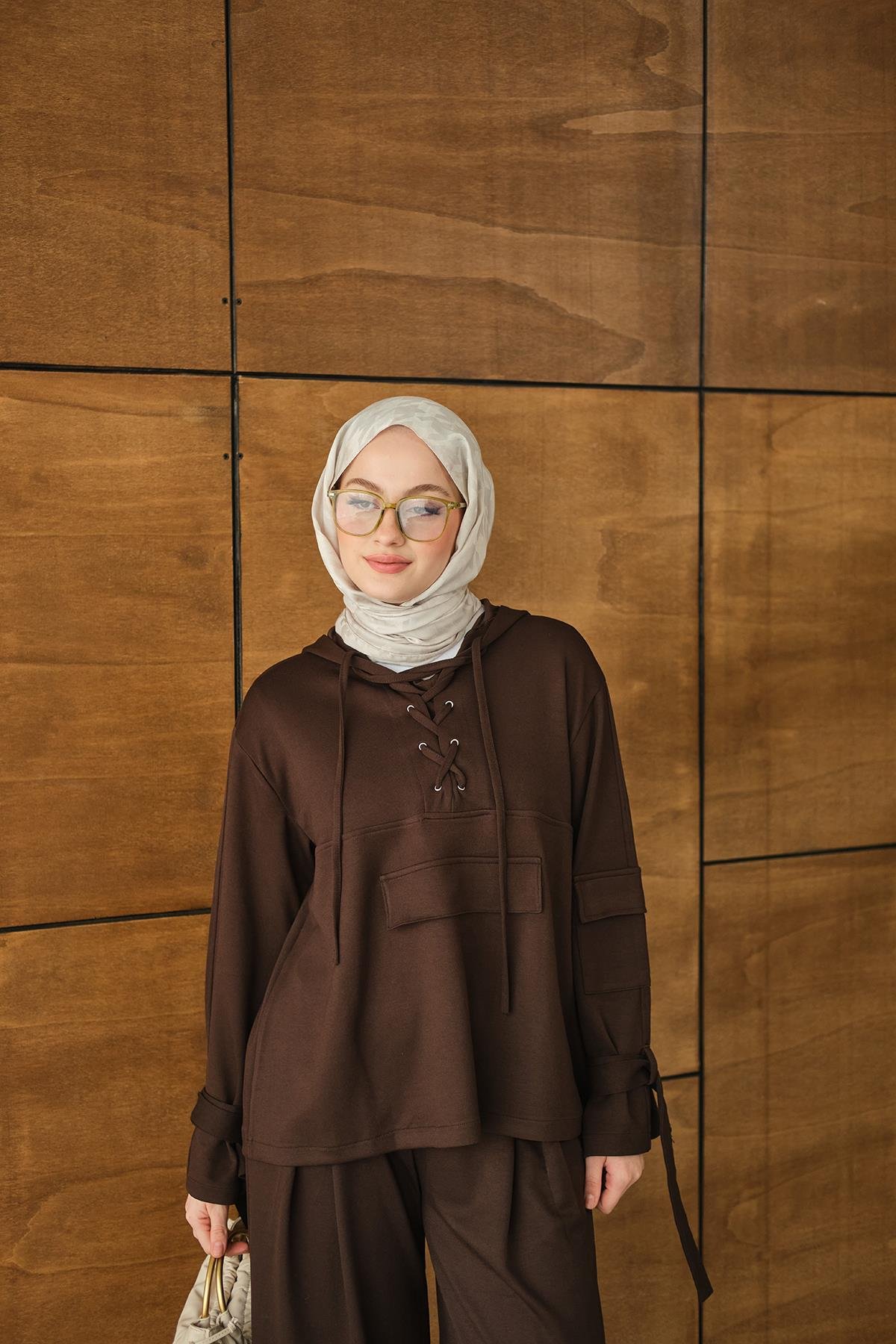 Önü Çapraz İp Detay Takım Kahverengi