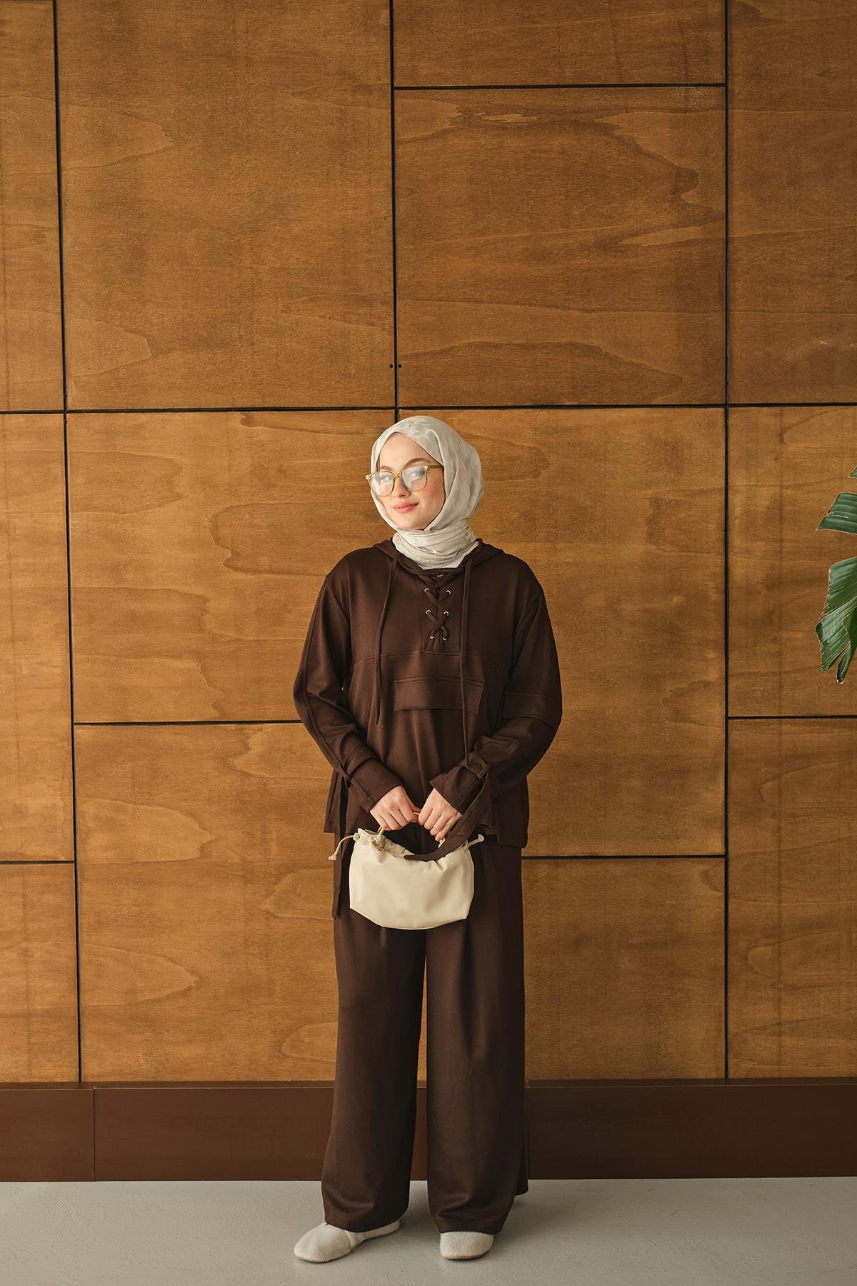 Önü Çapraz İp Detay Takım Kahverengi