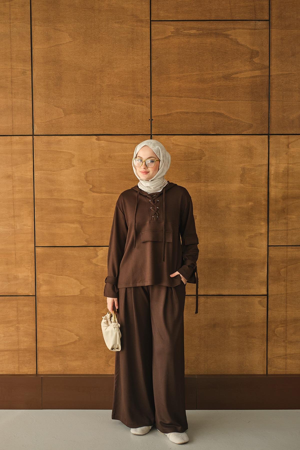 Önü Çapraz İp Detay Takım Kahverengi