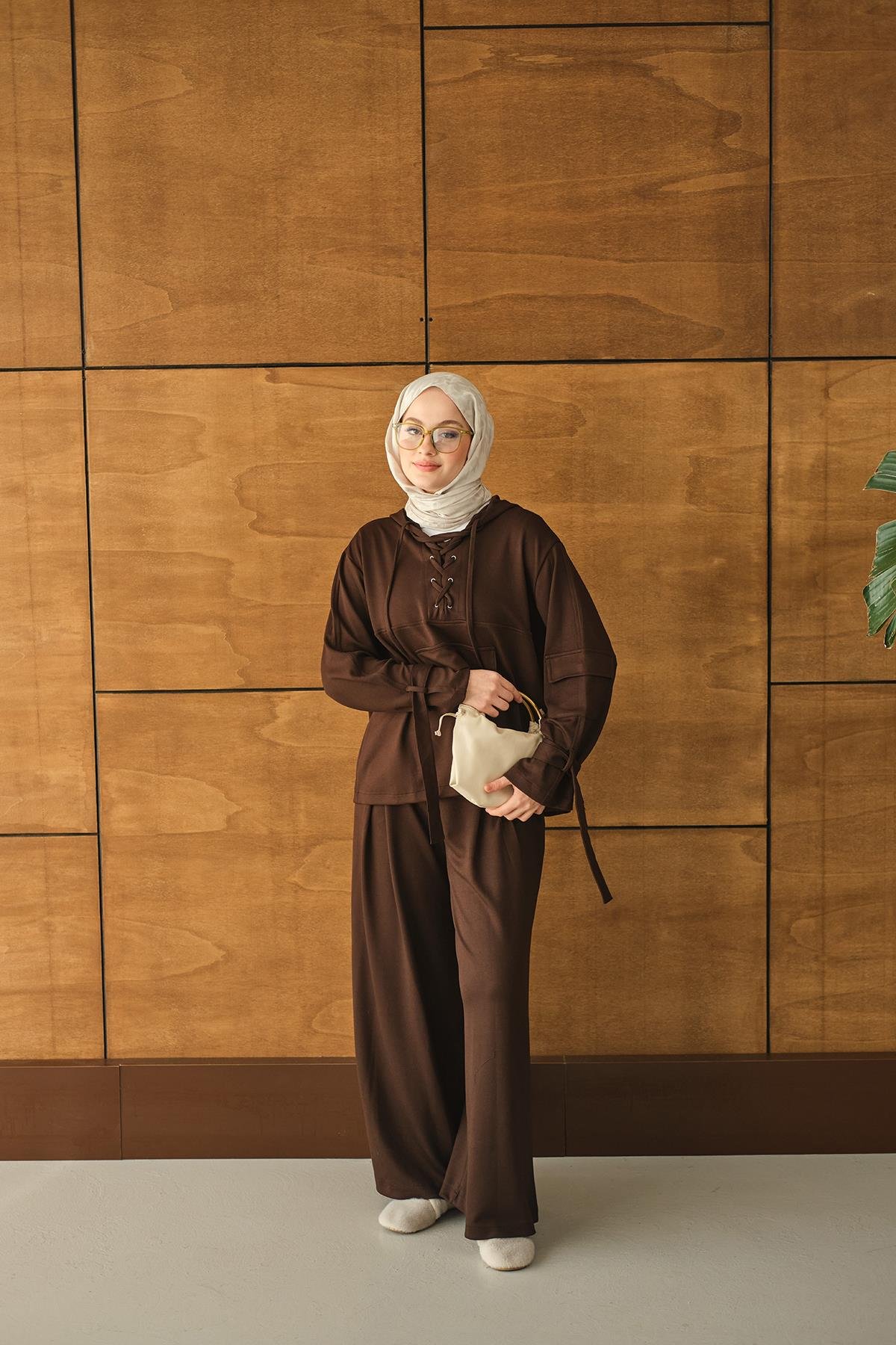 Önü Çapraz İp Detay Takım Kahverengi