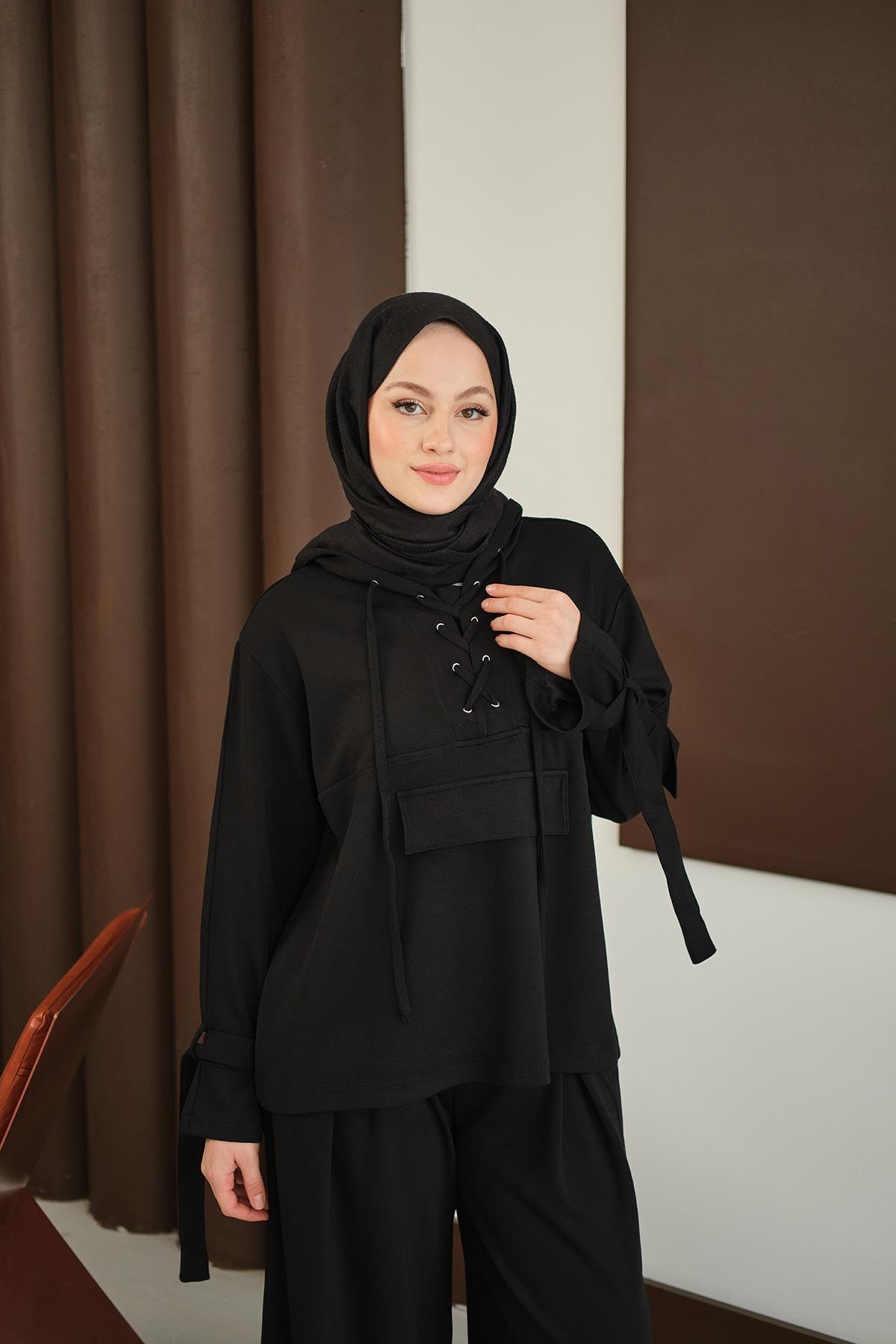 Önü Çapraz İp Detay Takım Siyah