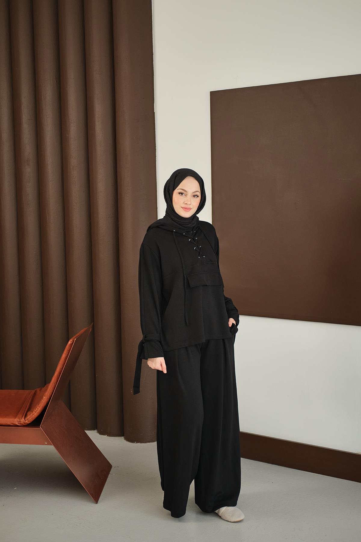 Önü Çapraz İp Detay Takım Siyah