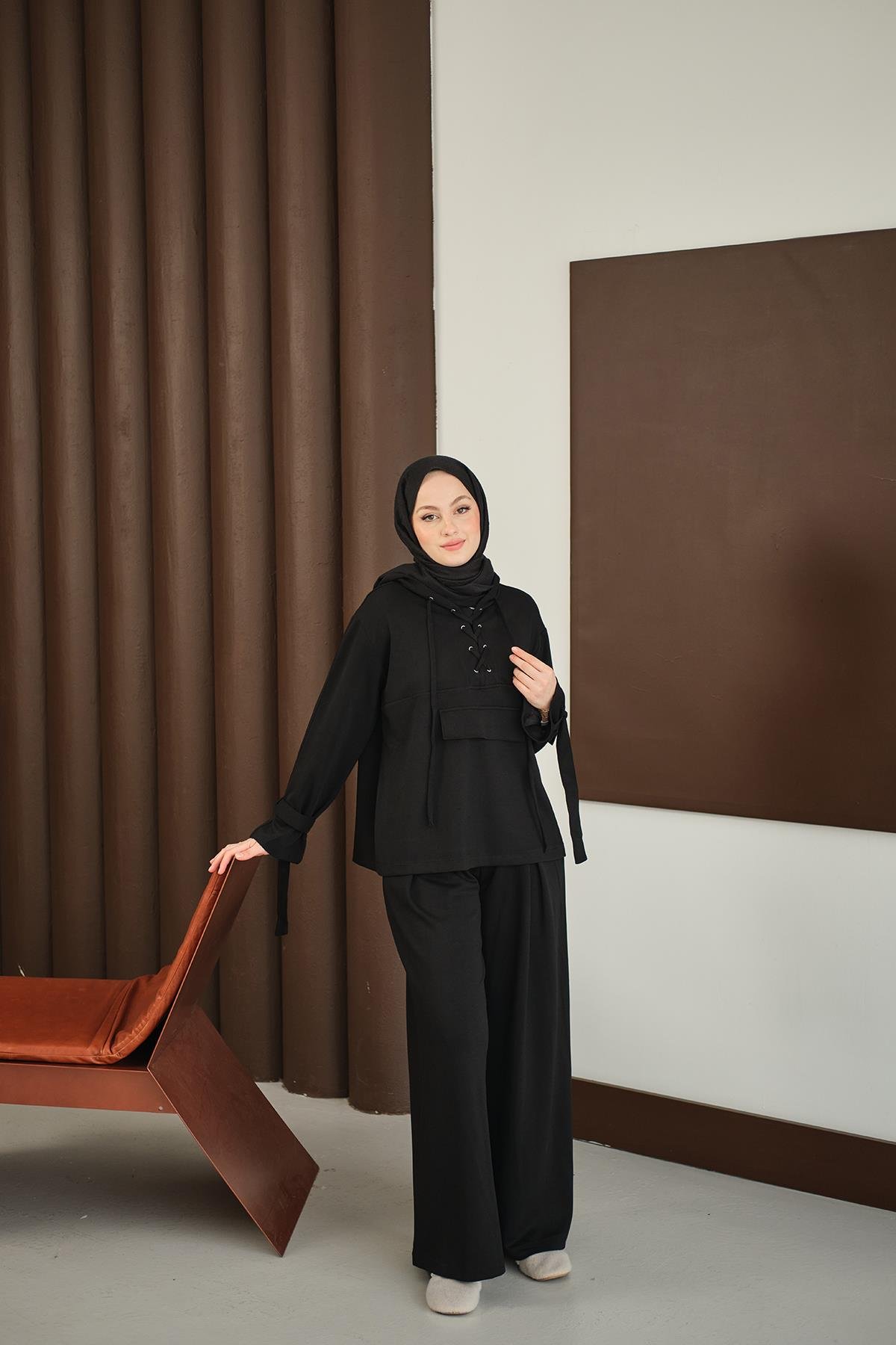 Önü Çapraz İp Detay Takım Siyah