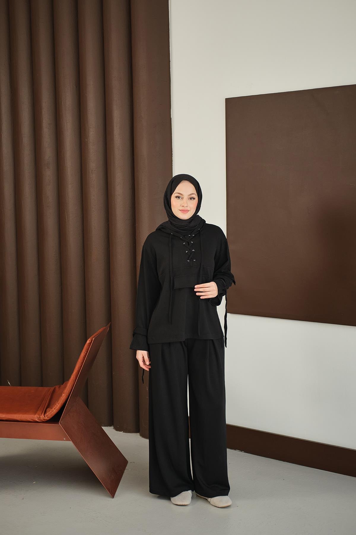 Önü Çapraz İp Detay Takım Siyah