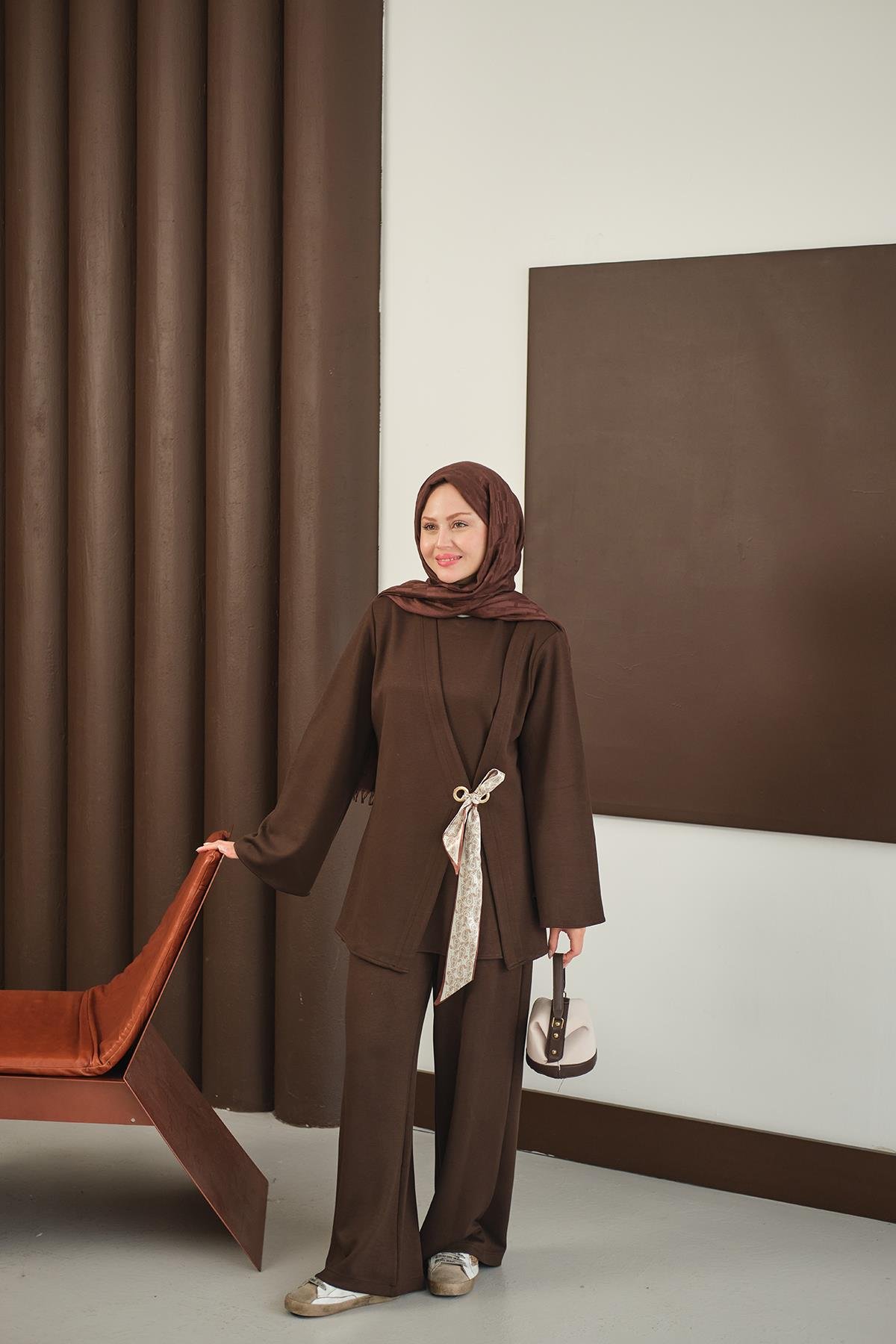 Önü Fular Detay Takım Kahverengi