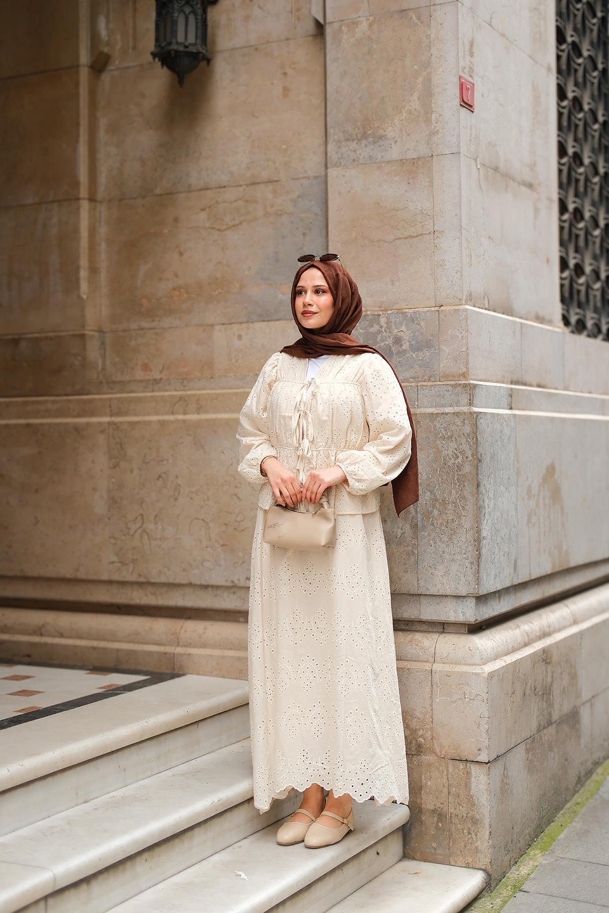 Önü Kurdele Detaylı Brode Takım Krem