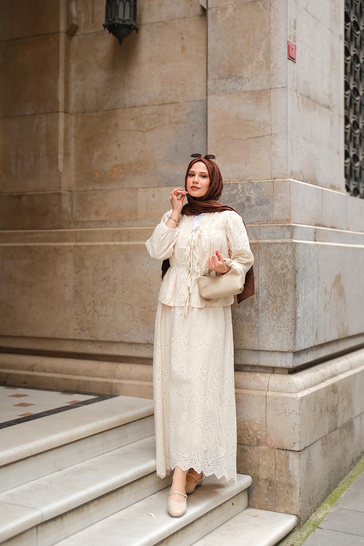 Önü Kurdele Detaylı Brode Takım Krem