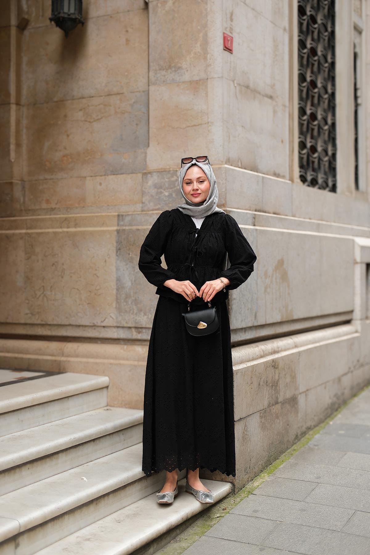 Önü Kurdele Detaylı Brode Takım Siyah