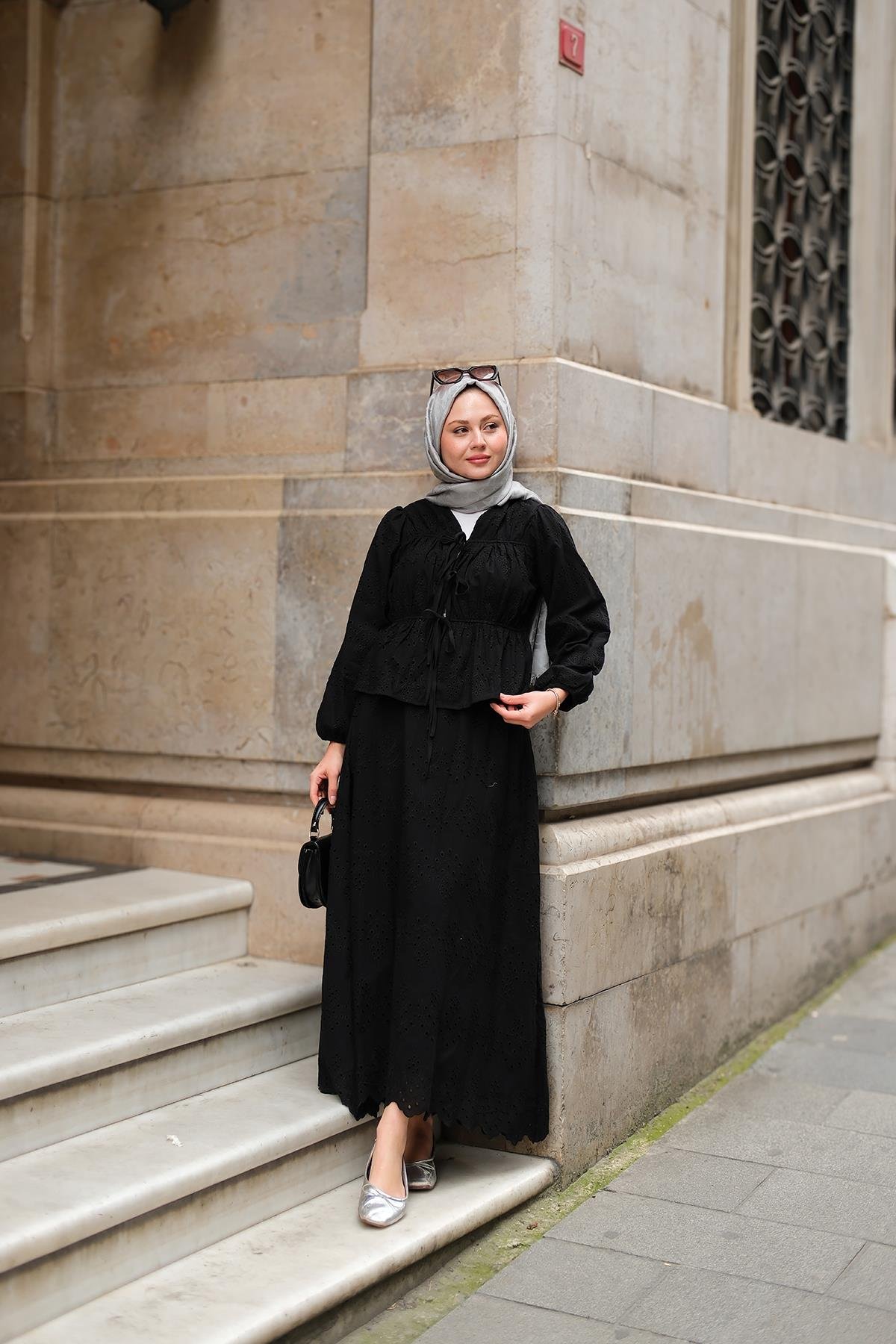 Önü Kurdele Detaylı Brode Takım Siyah