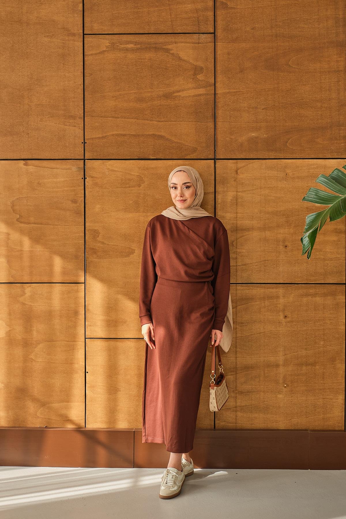 Önü Parça Detaylı Elbise Kahverengi