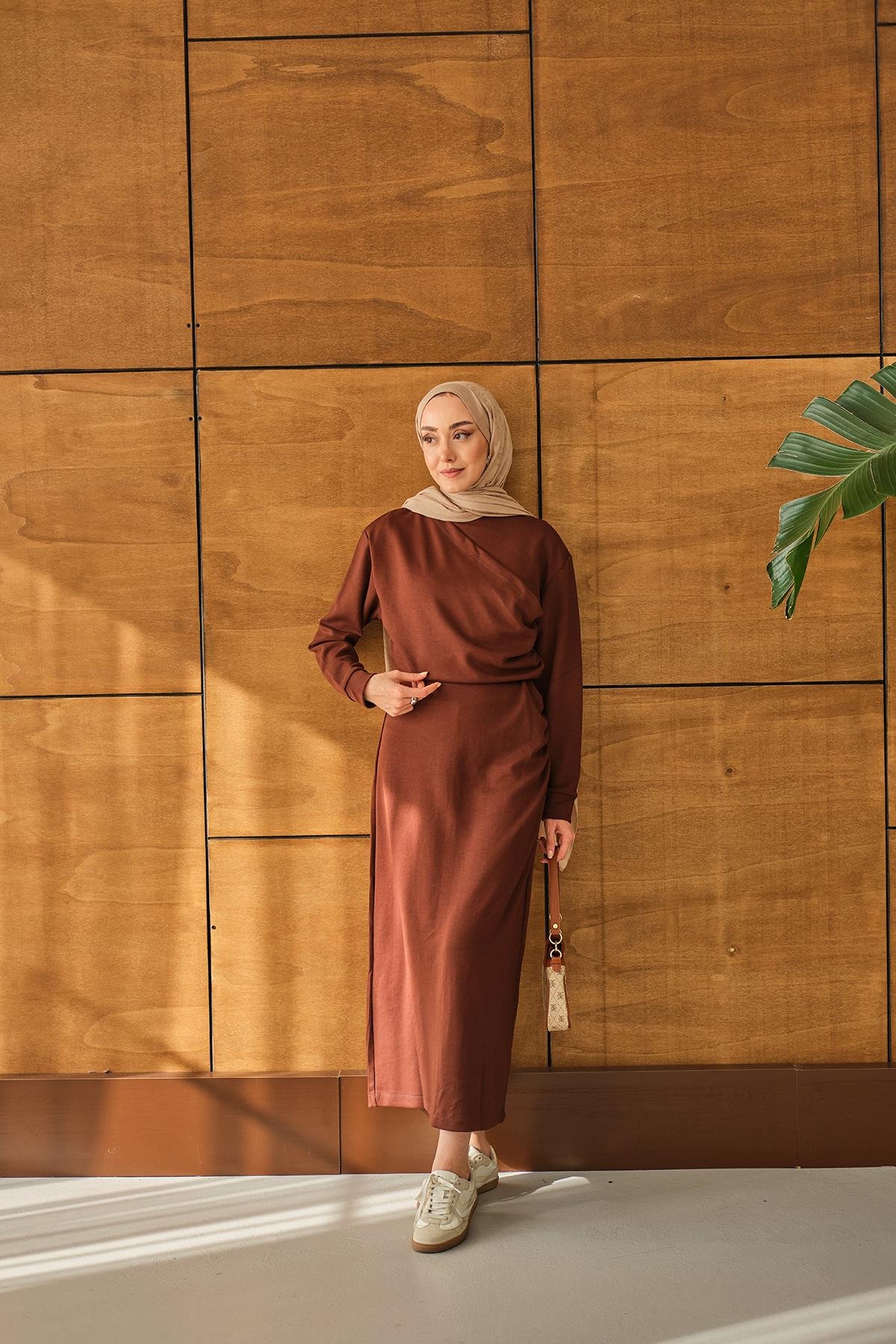 Önü Parça Detaylı Elbise Kahverengi