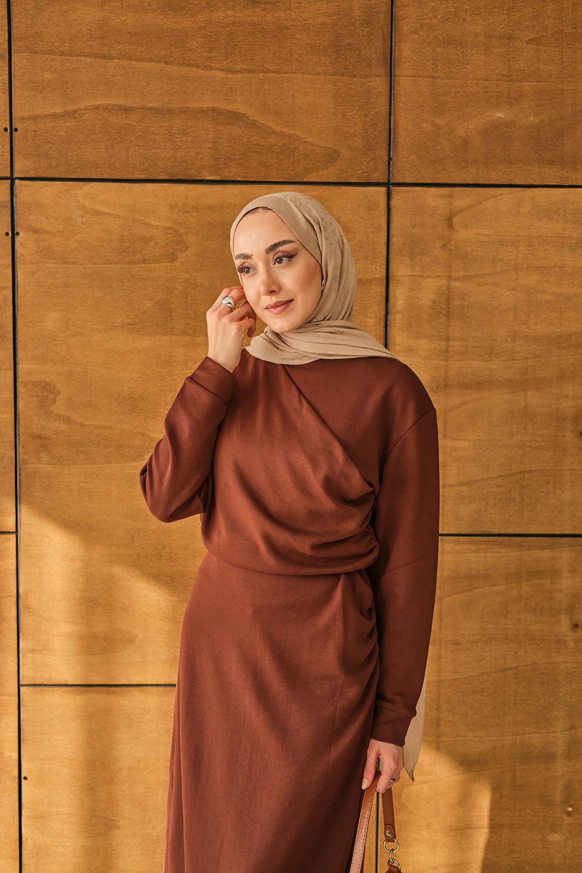 Önü Parça Detaylı Elbise Kahverengi