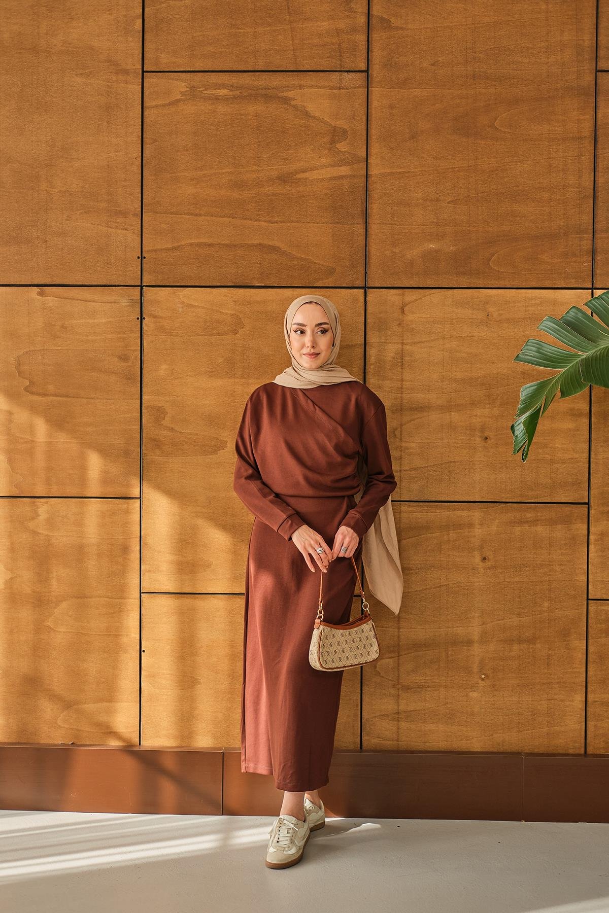 Önü Parça Detaylı Elbise Kahverengi