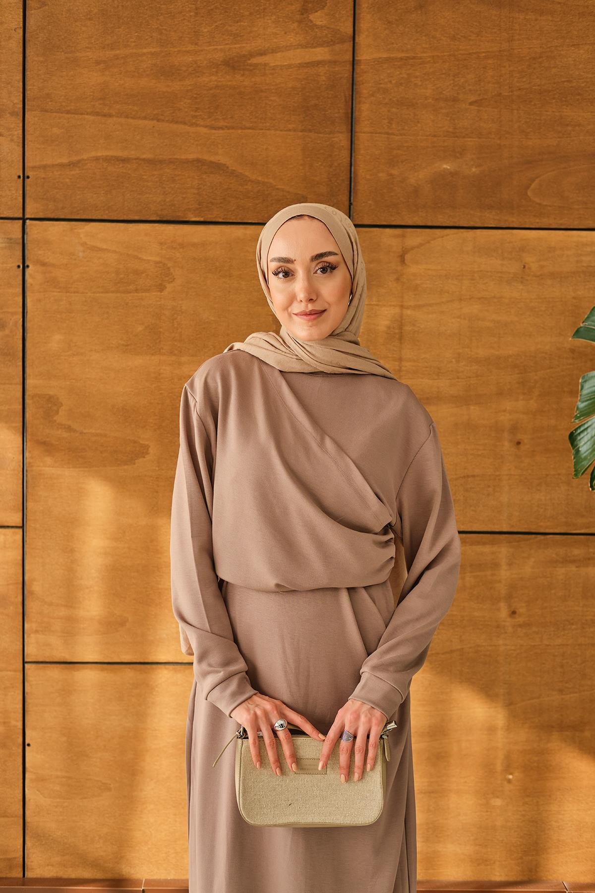 Önü Parça Detaylı Elbise Vizon