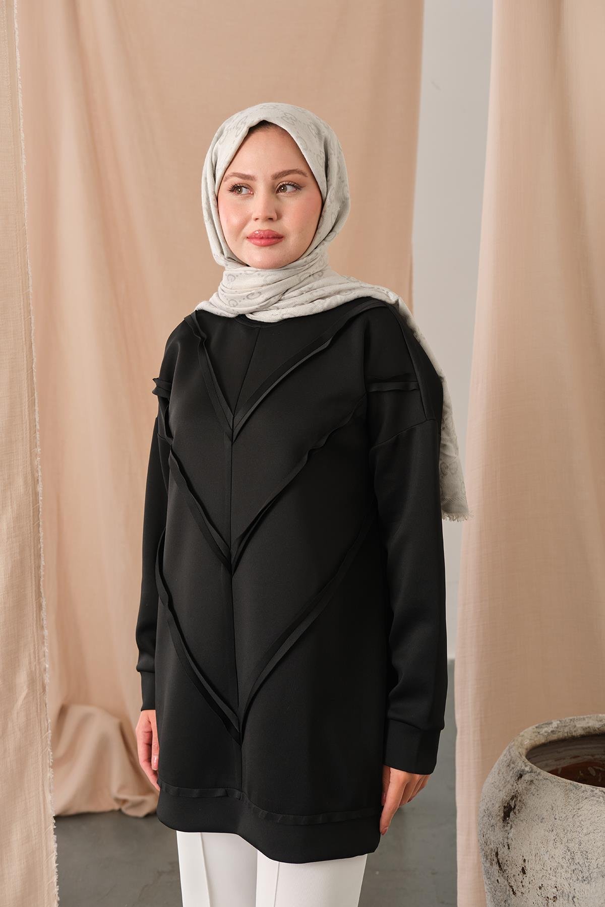 Önü V Detaylı Tunik Siyah