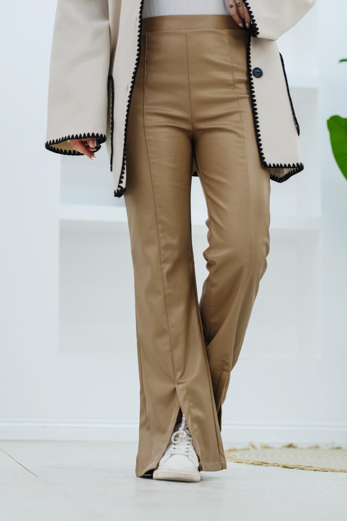 Paça Detayı Yırtmaçlı Deri Pantolon  Vizon