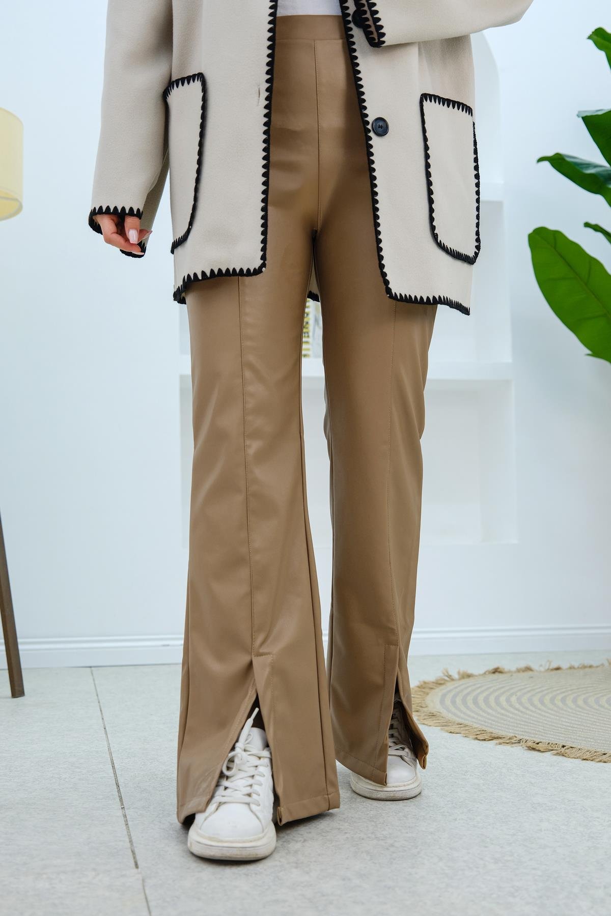 Paça Detayı Yırtmaçlı Deri Pantolon  Vizon