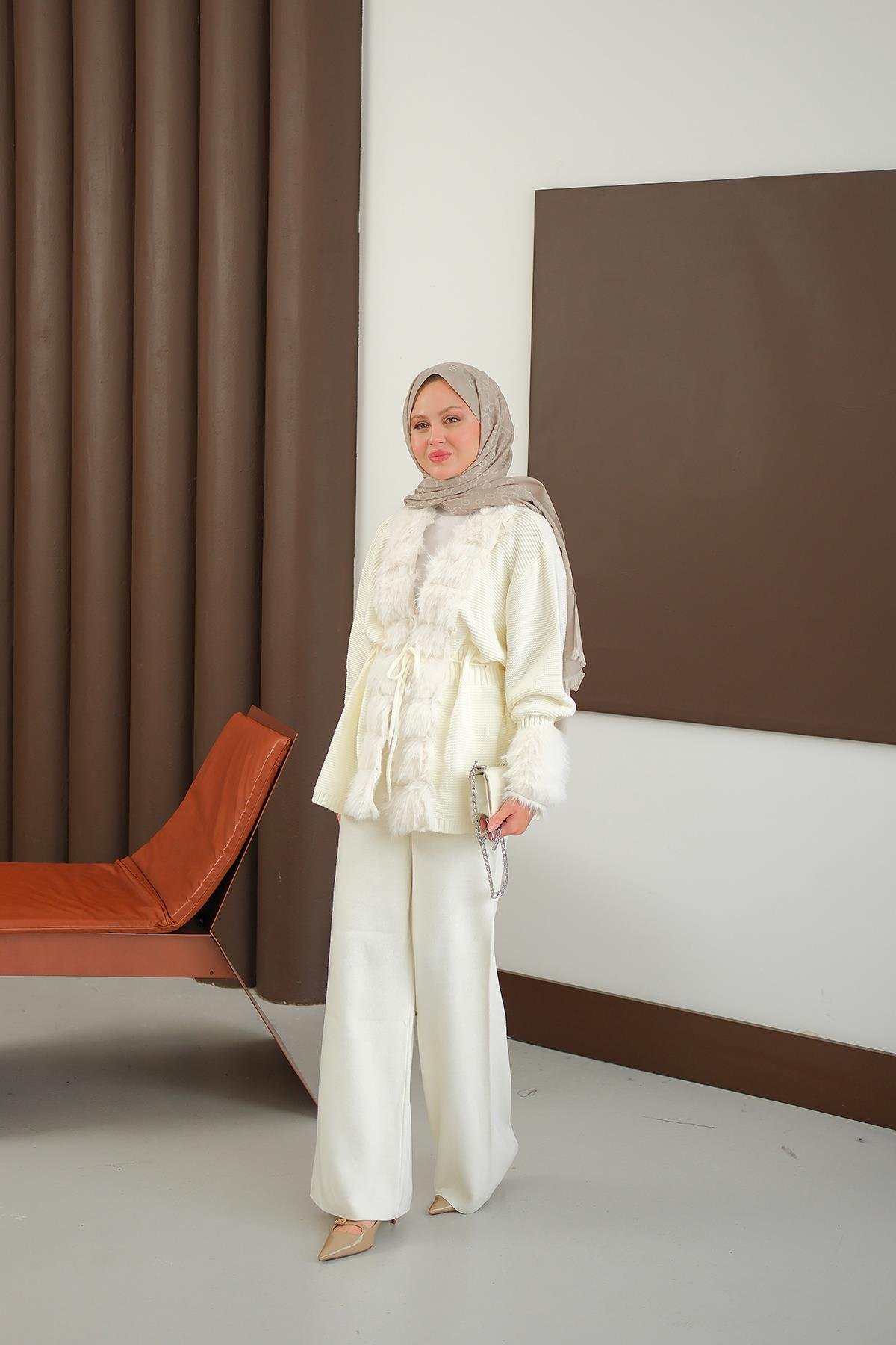 Peluş Detay Triko Takım Ekru