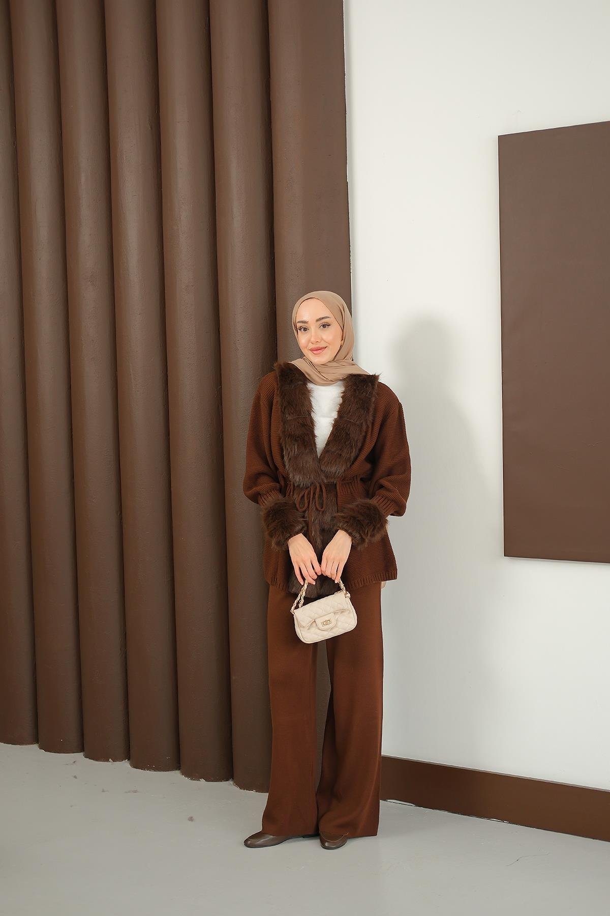 Peluş Detay Triko Takım Kahverengi