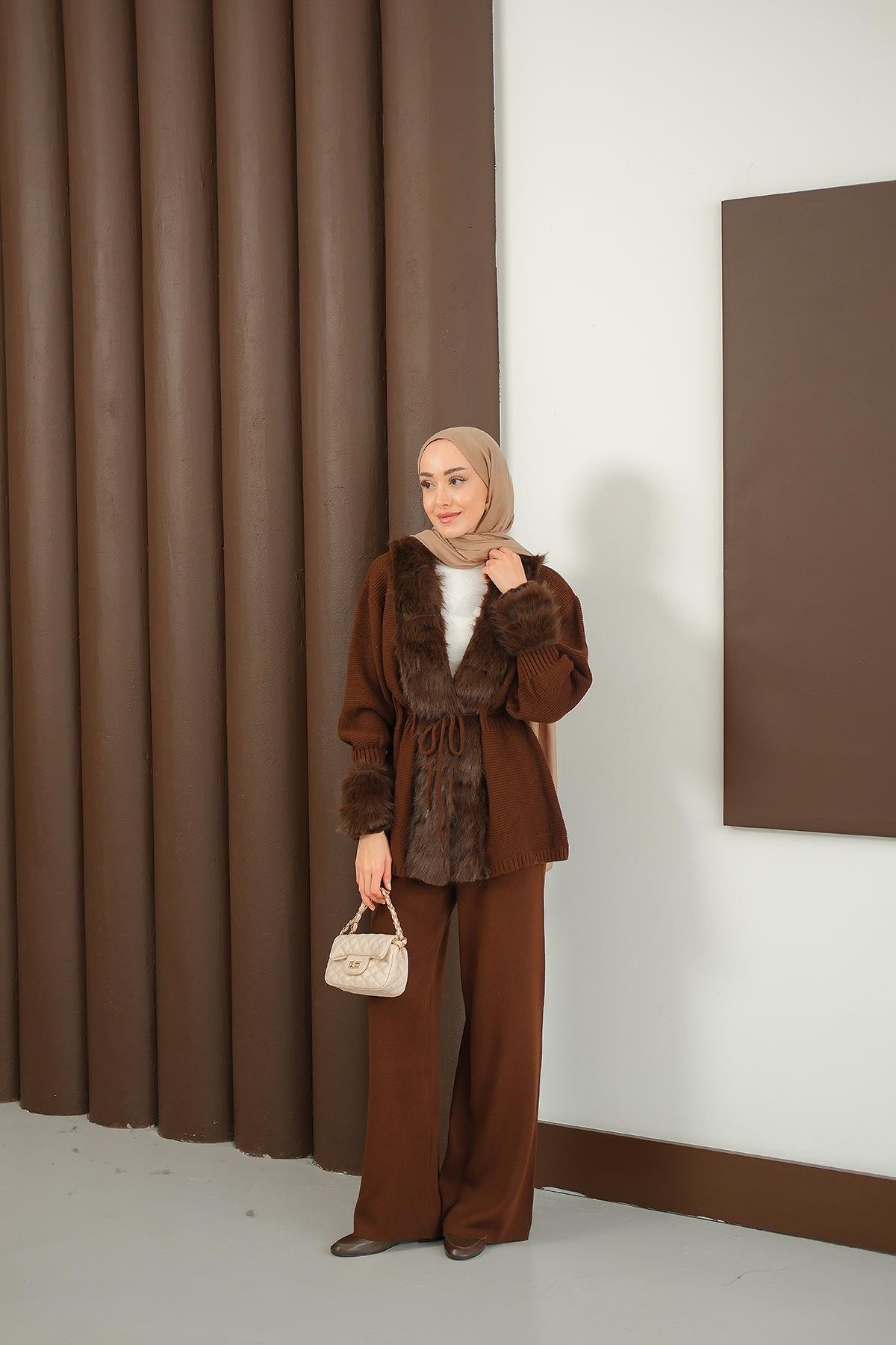 Peluş Detay Triko Takım Kahverengi