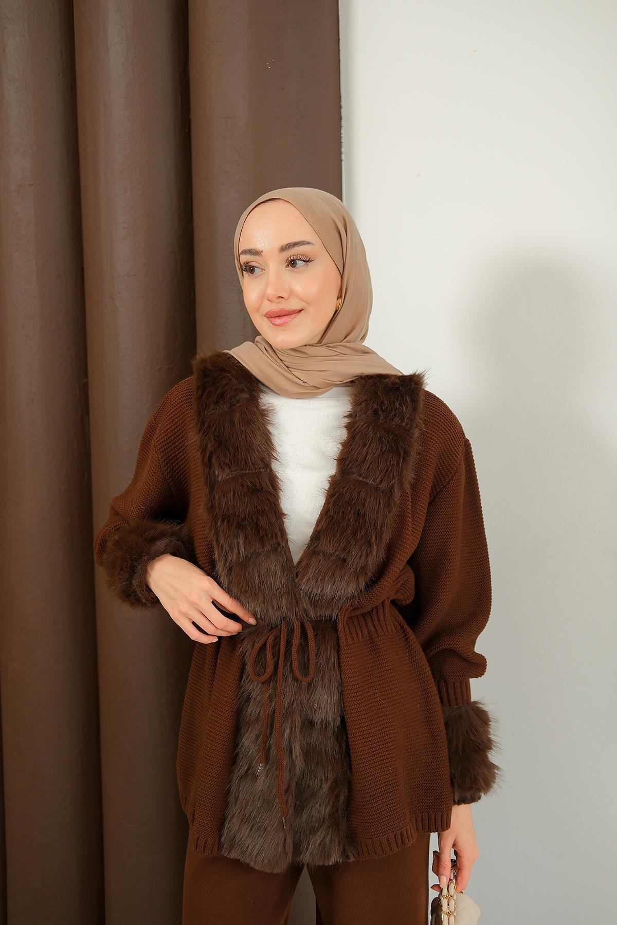 Peluş Detay Triko Takım Kahverengi