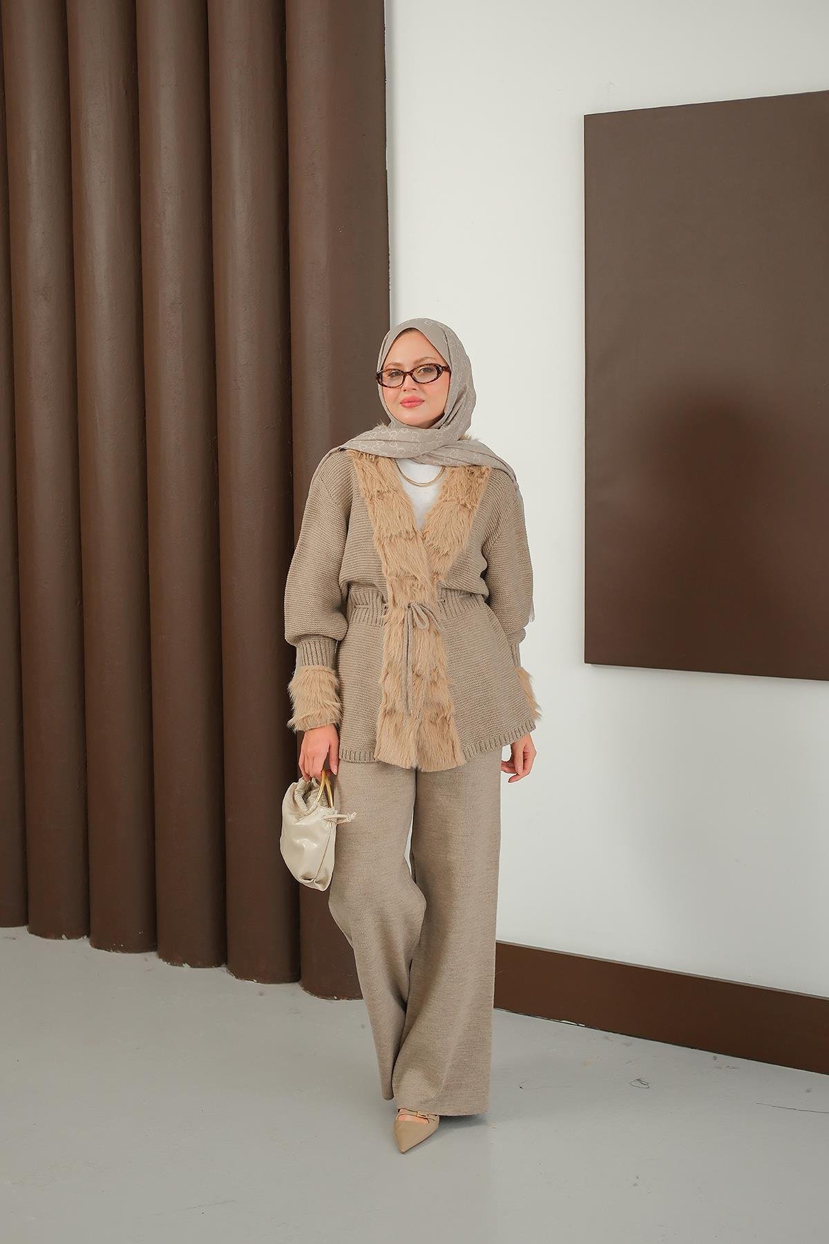 Peluş Detay Triko Takım Vizon