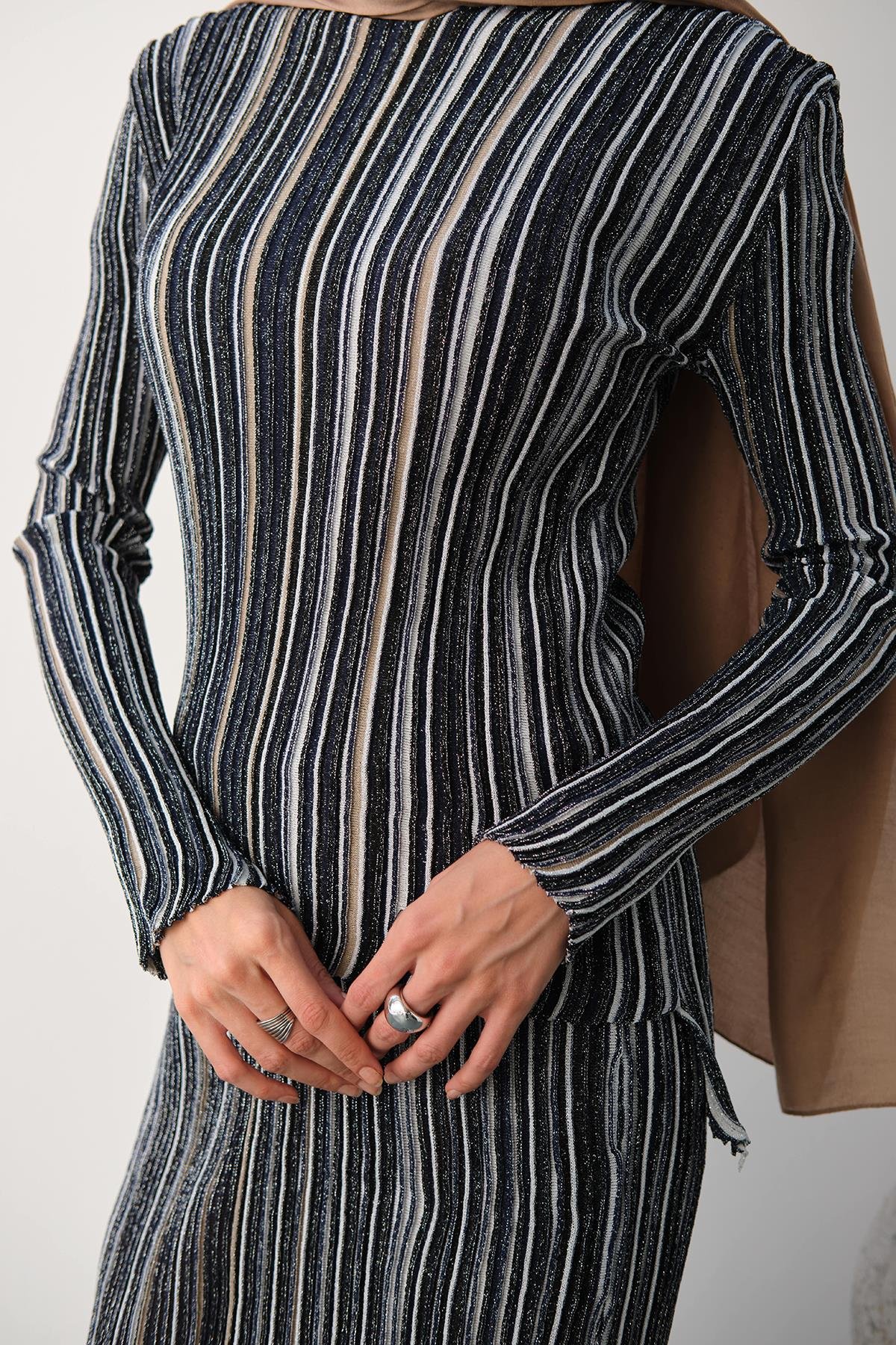 Simli Çizgi Desen Etekli Takım Siyah