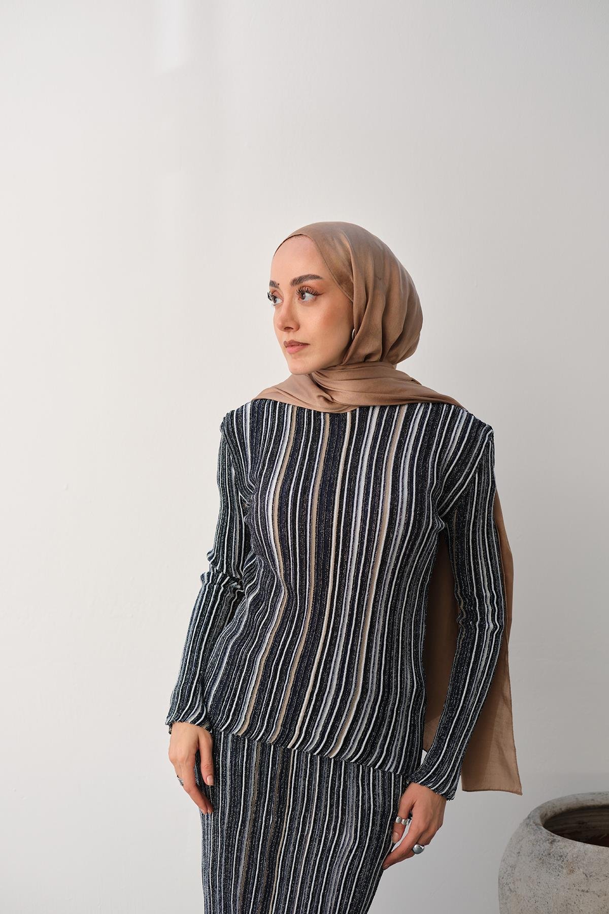 Simli Çizgi Desen Etekli Takım Siyah