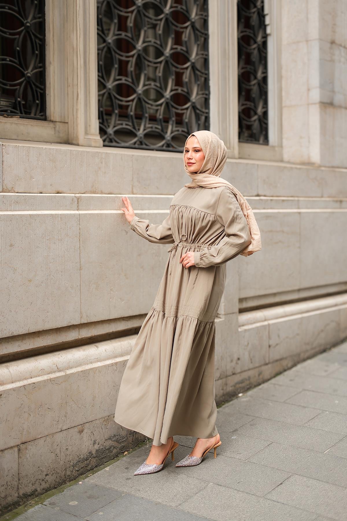 Süs Dikişli Büzgü Elbise Fıstık Yeşil