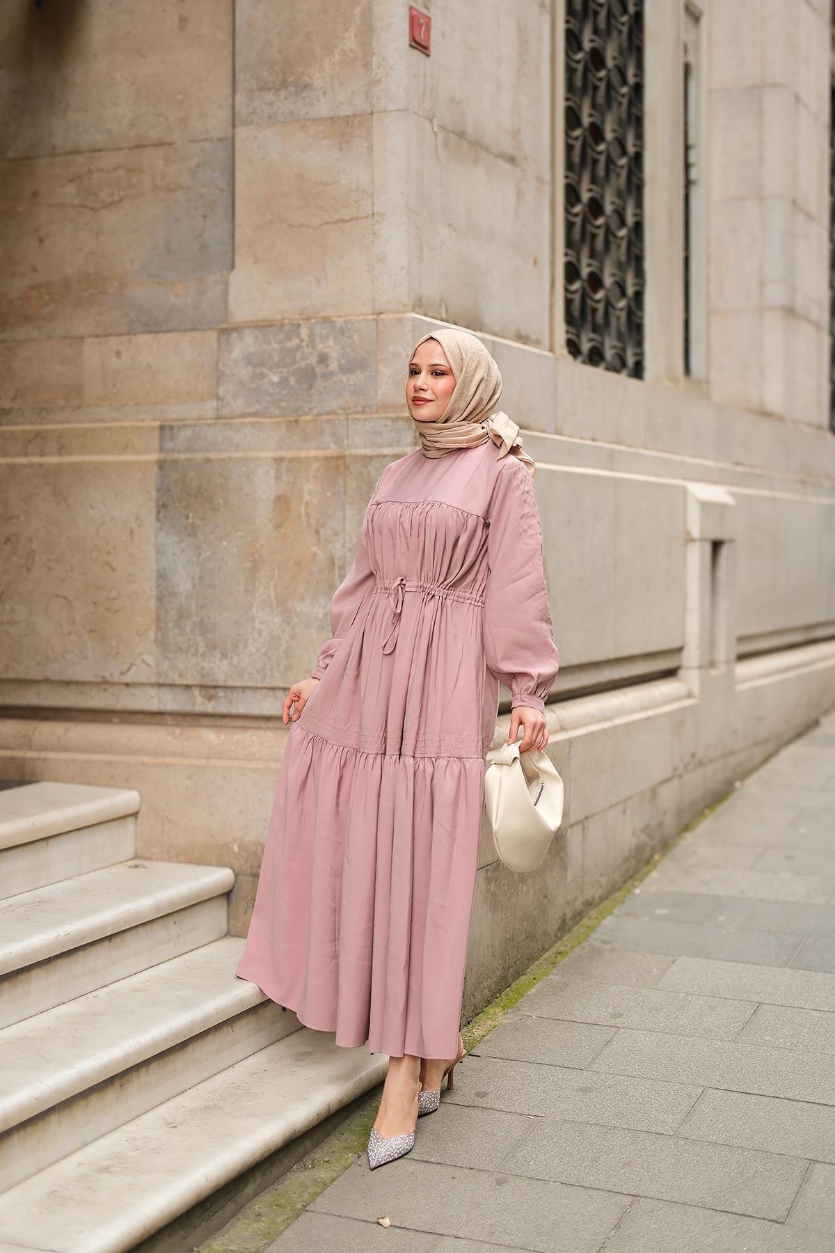 Süs Dikişli Büzgü Elbise Pudra