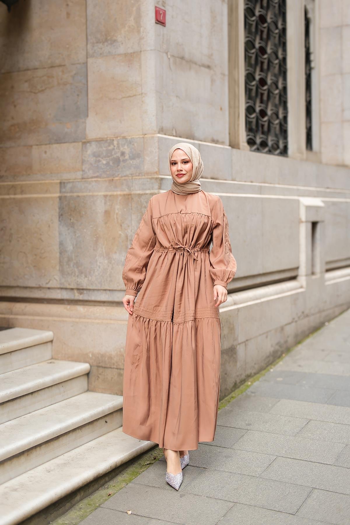 Süs Dikişli Büzgü Elbise Vizon